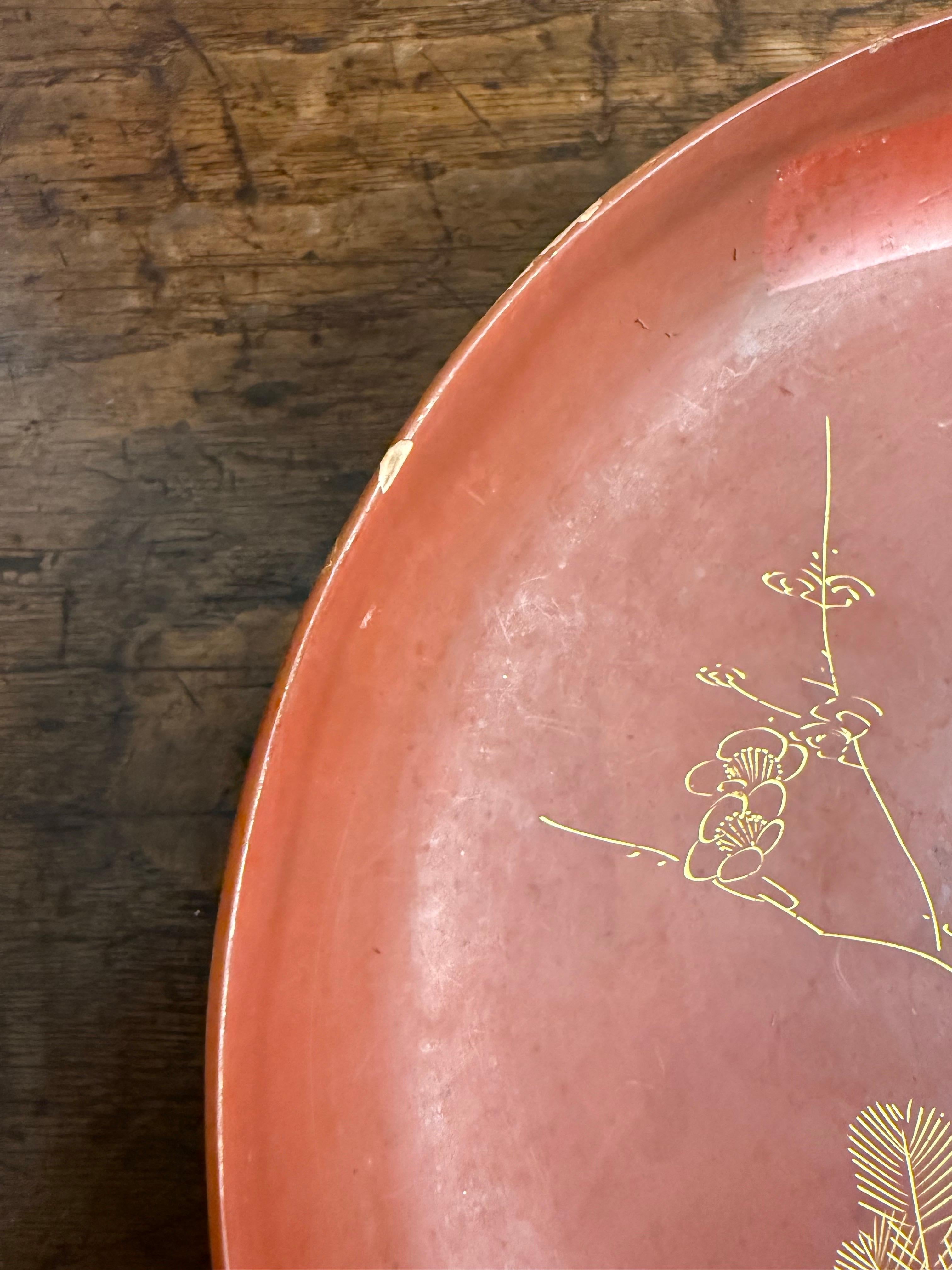Assiette à plat chinoise laquée rouge, 20e siècle en vente 3