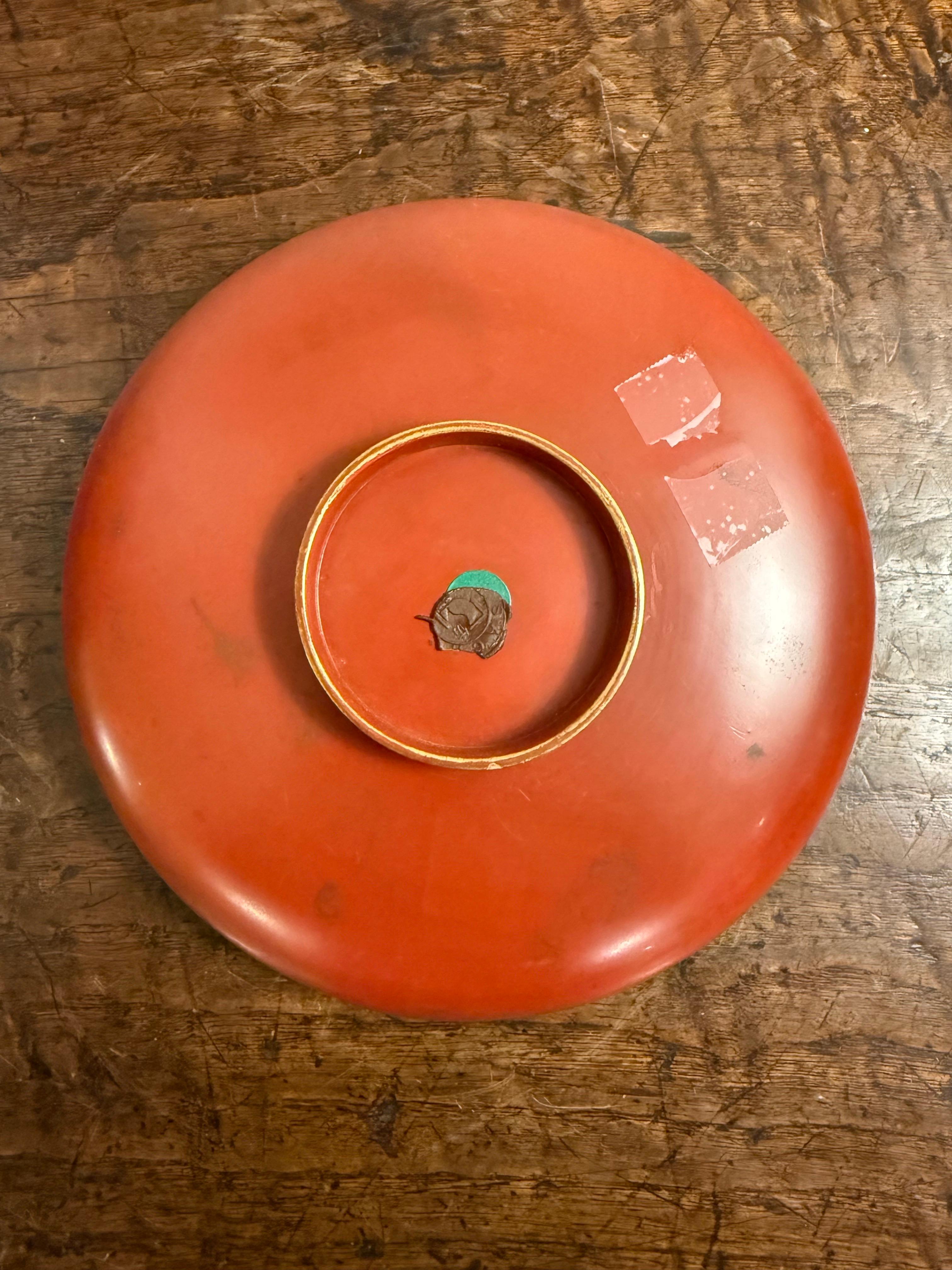 Laque Assiette à plat chinoise laquée rouge, 20e siècle en vente