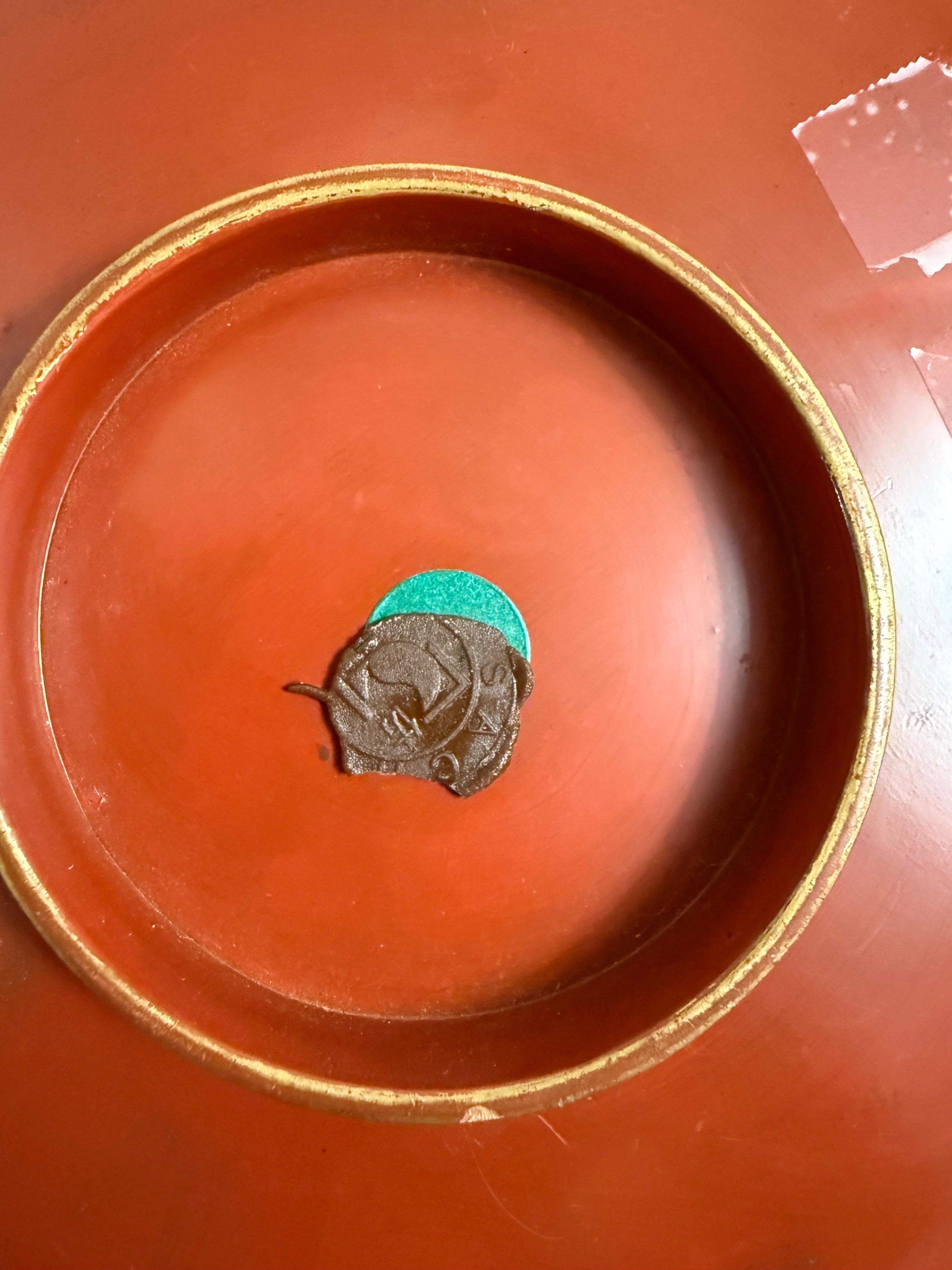 Assiette à plat chinoise laquée rouge, 20e siècle en vente 1