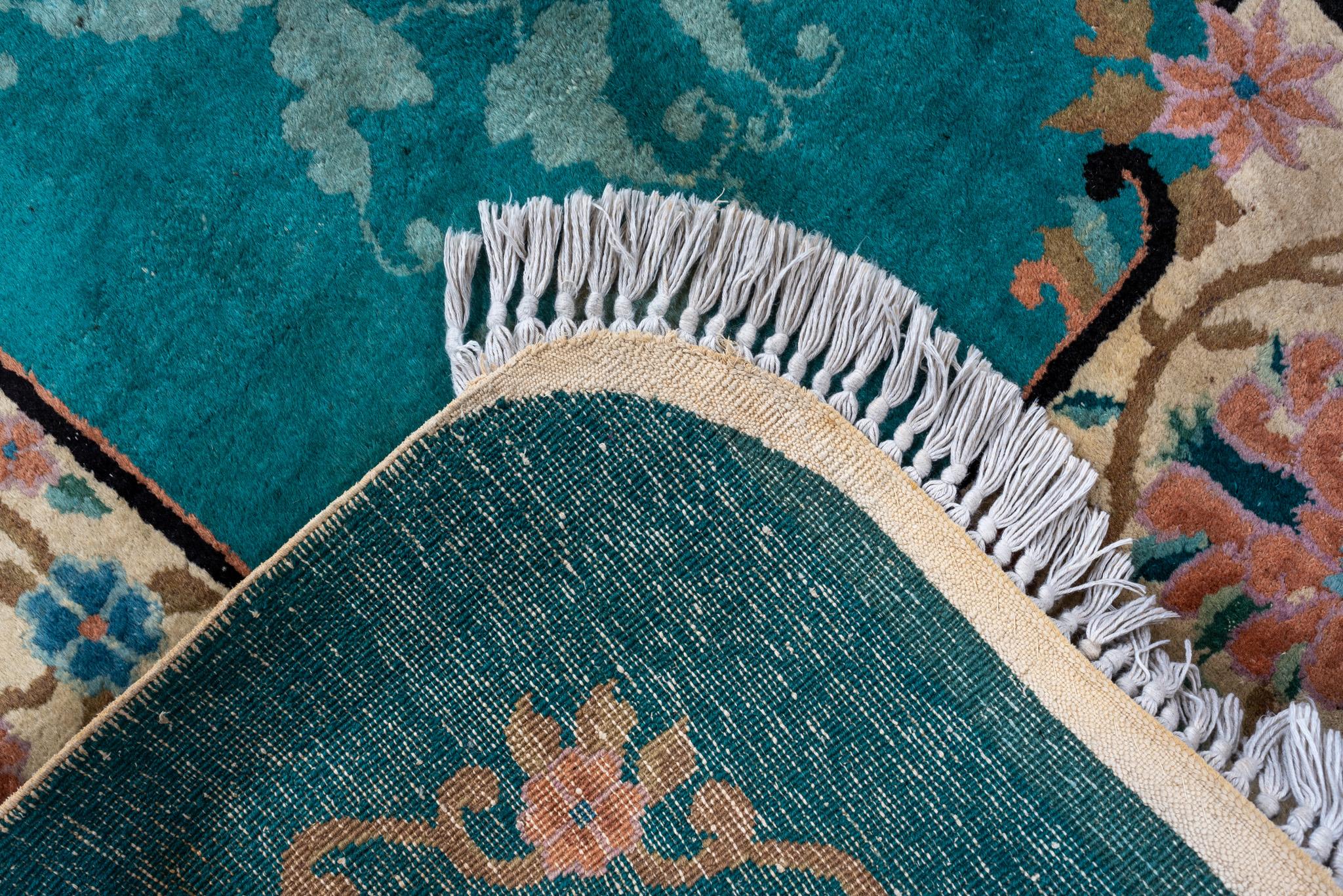Ein chinesischer Teppich um 1940.  im Zustand „Gut“ im Angebot in Philadelphia, PA