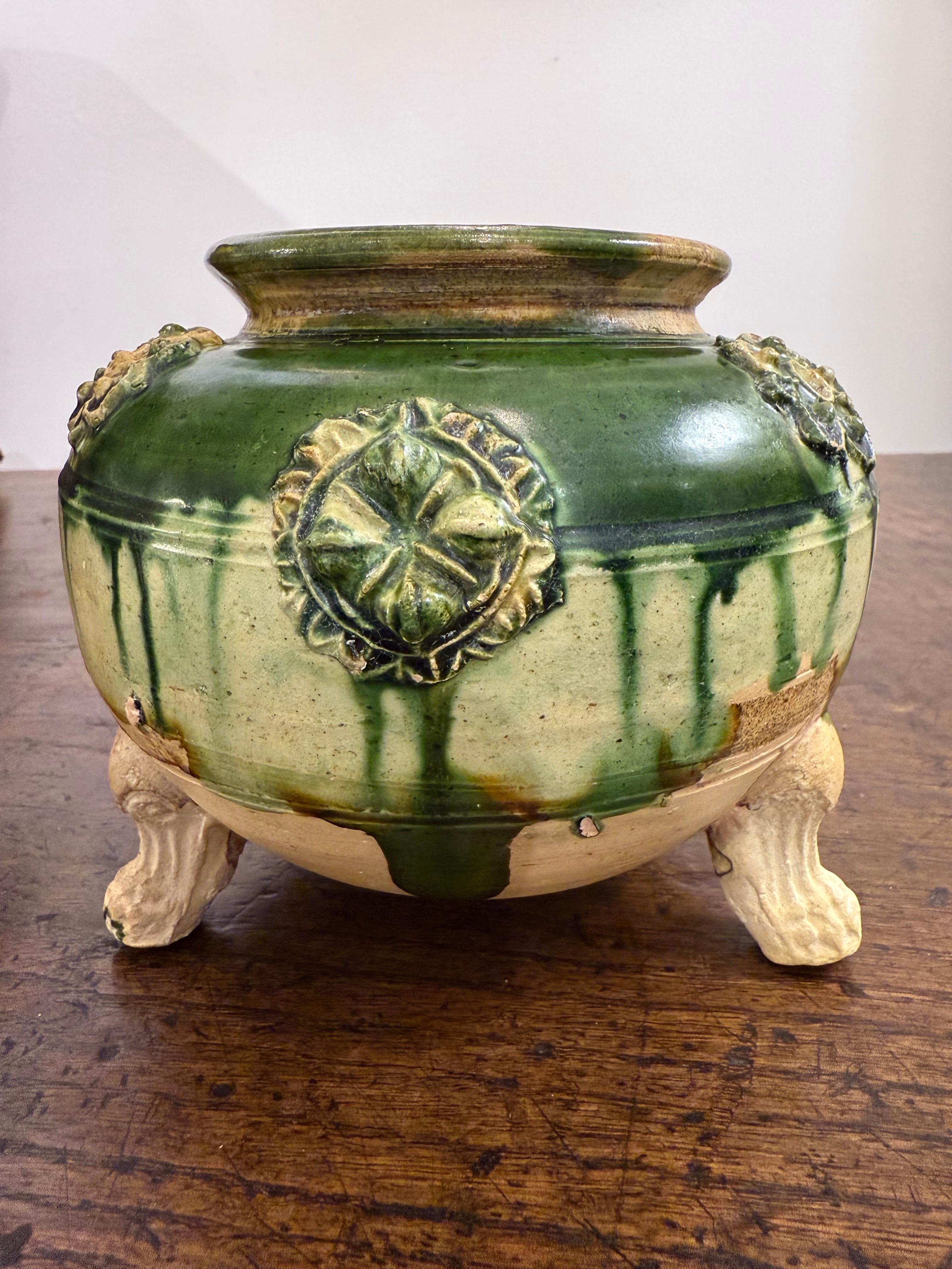 A Chinese Sancai Tripod Jar, Tang Dynasty Ex Sotheby's (Tang-Dynastie) im Angebot