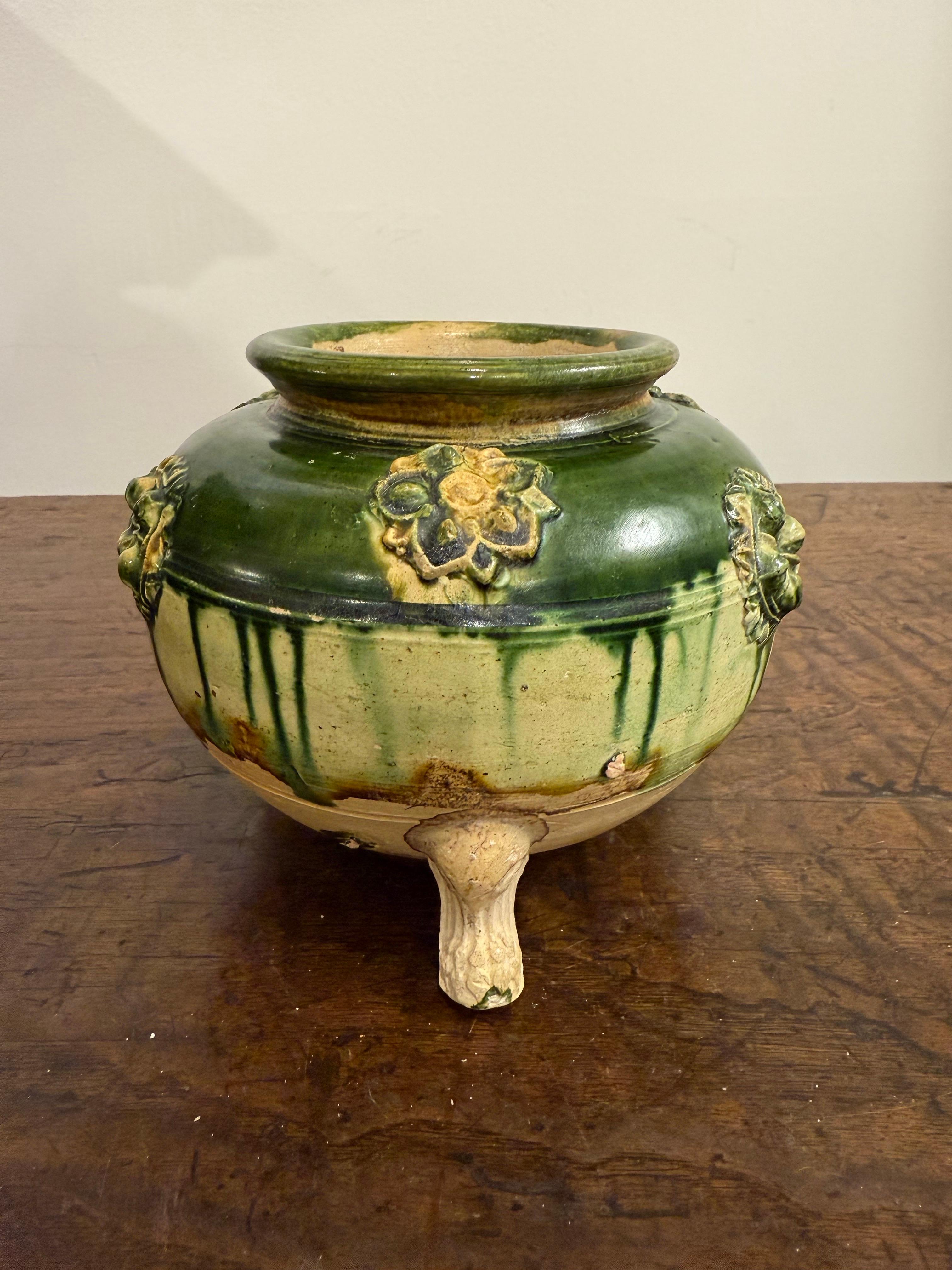 A Chinese Sancai Tripod Jar, Tang Dynasty Ex Sotheby's (Chinesisch) im Angebot