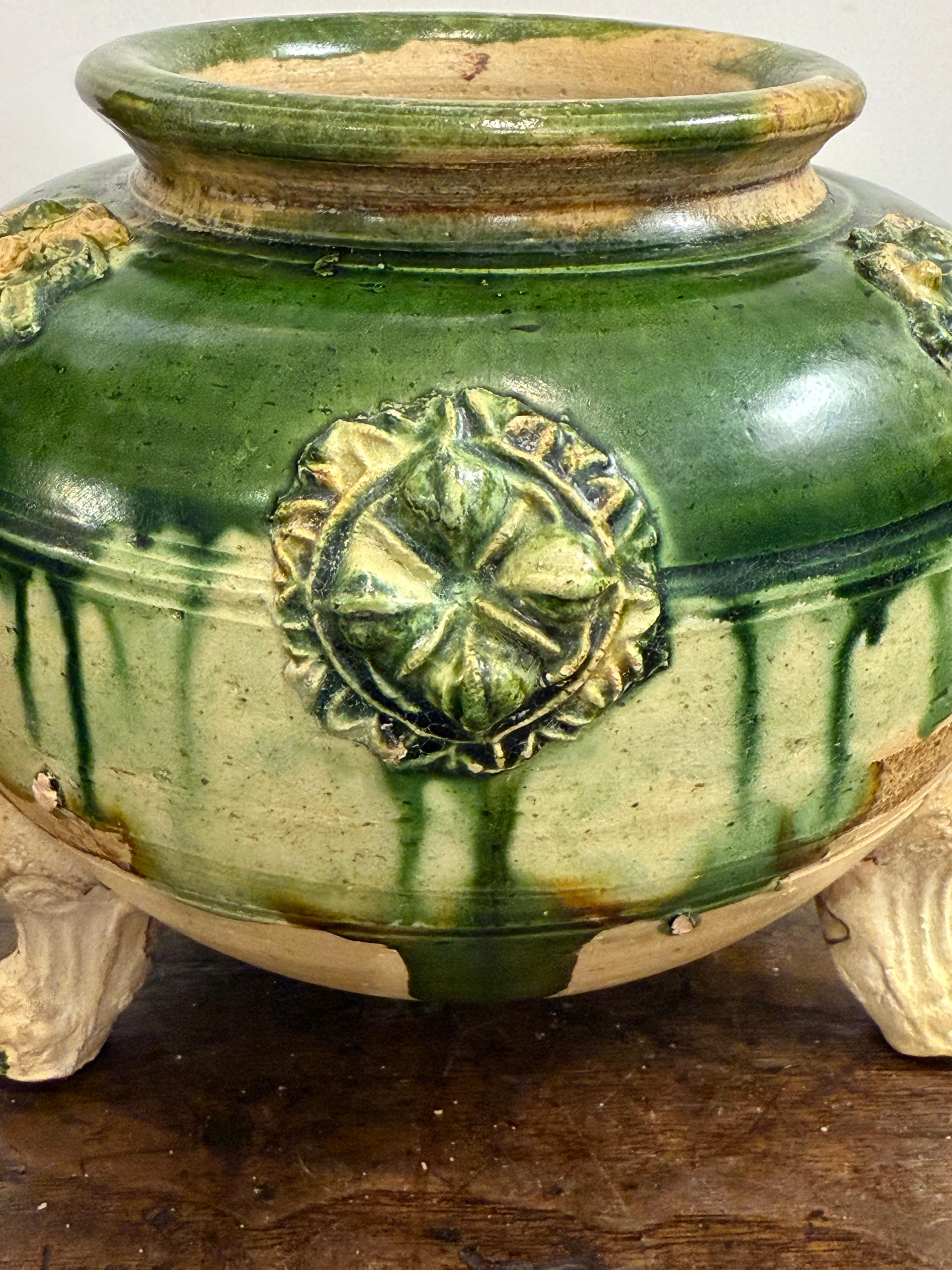 A Chinese Sancai Tripod Jar, Tang Dynasty Ex Sotheby's (Glasiert) im Angebot