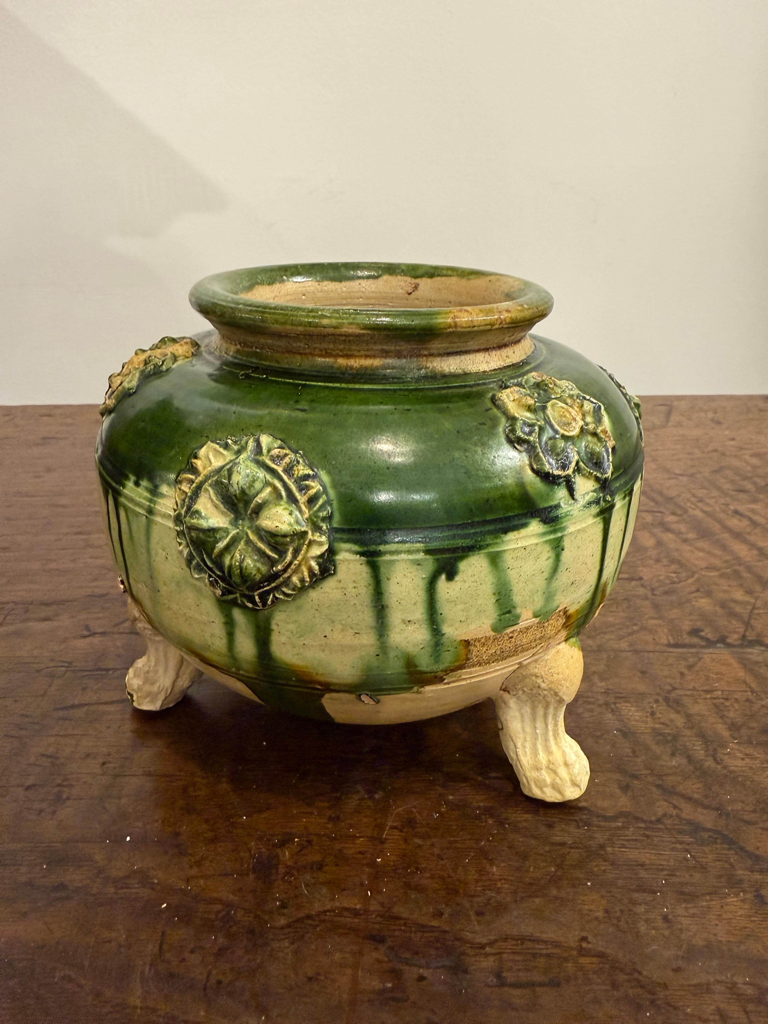 A Chinese Sancai Tripod Jar, Tang Dynasty Ex Sotheby's im Zustand „Gut“ im Angebot in ARMADALE, VIC