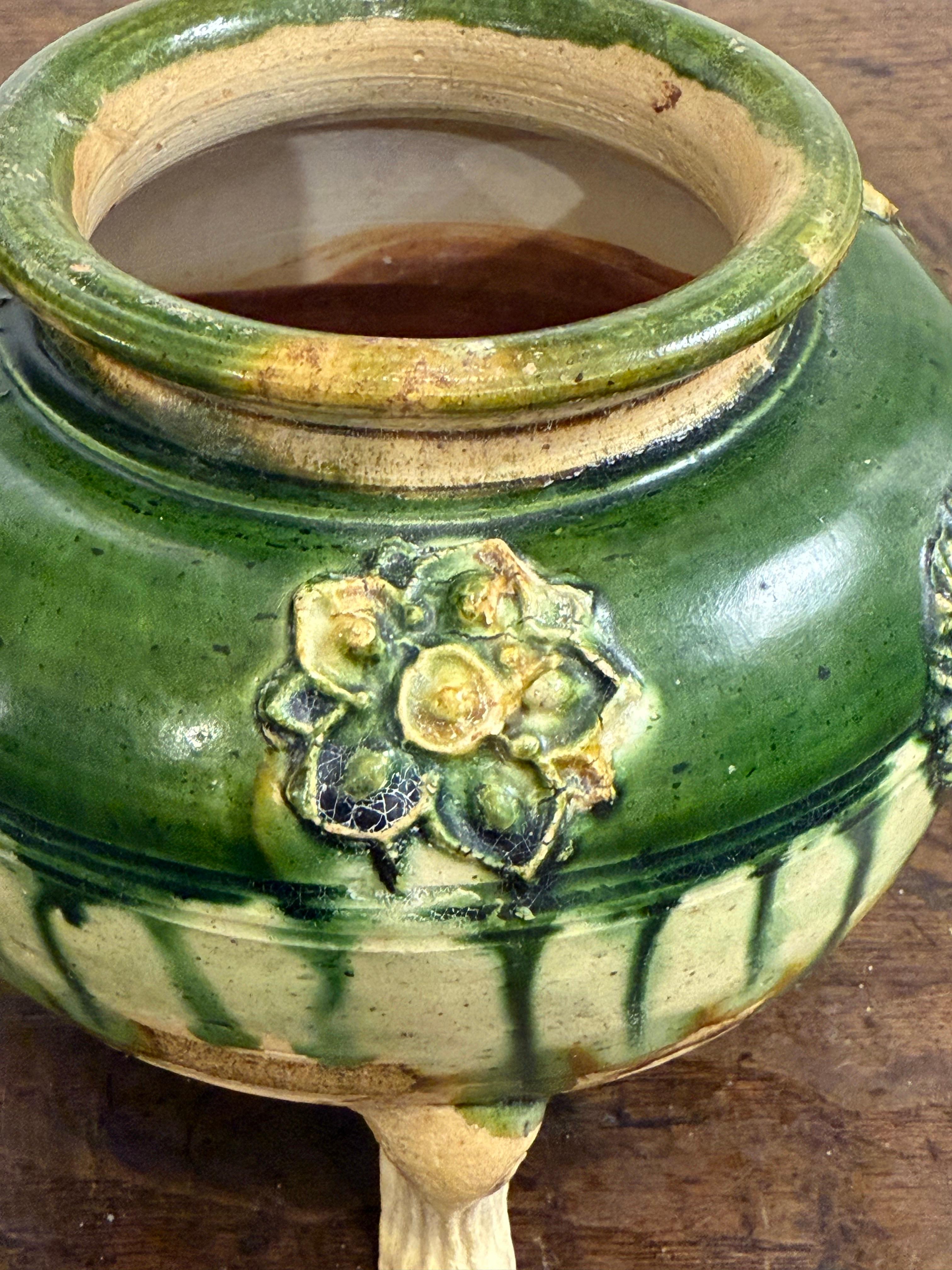 A Chinese Sancai Tripod Jar, Tang Dynasty Ex Sotheby's (18. Jahrhundert und früher) im Angebot