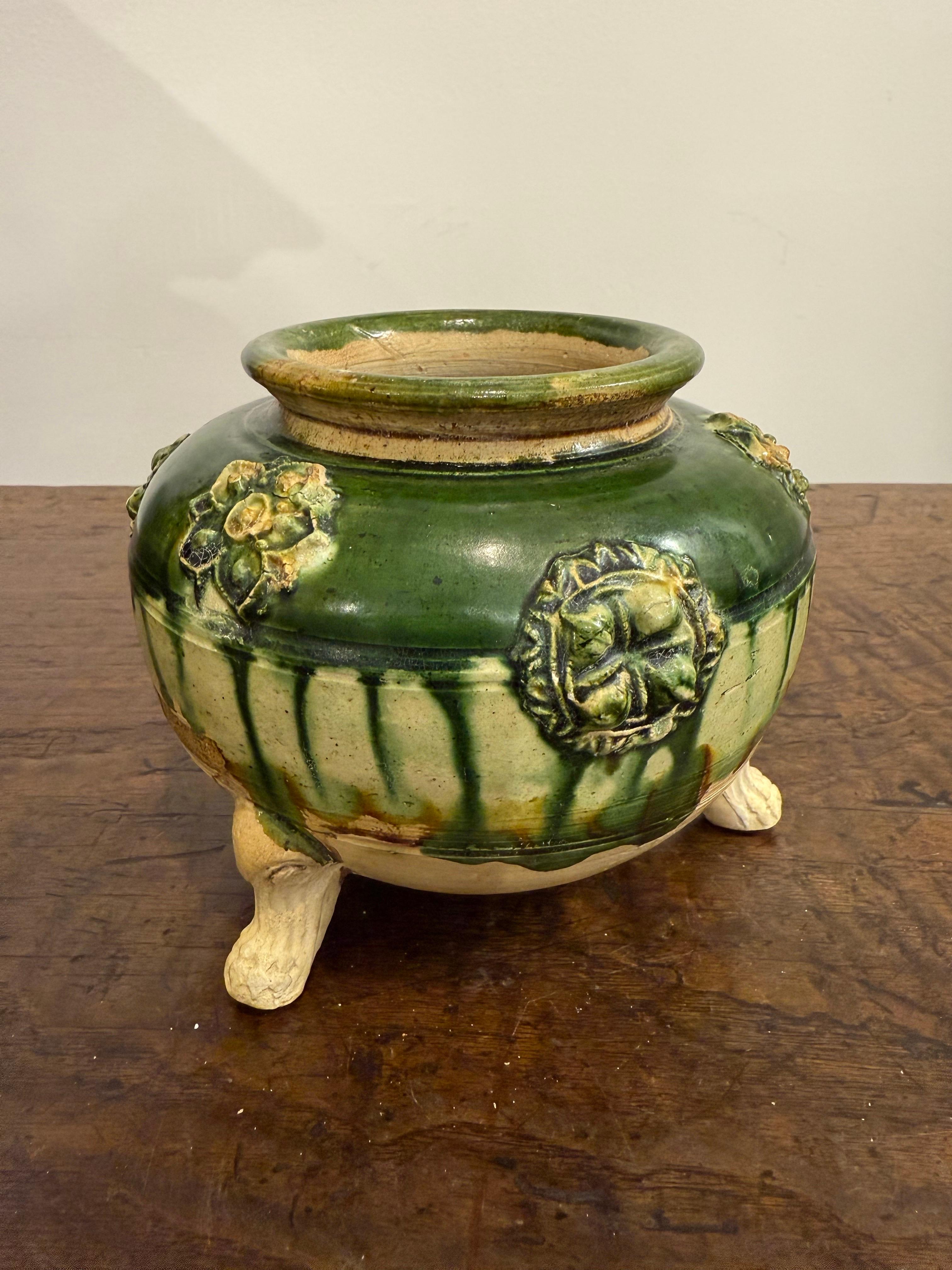 A Chinese Sancai Tripod Jar, Tang Dynasty Ex Sotheby's im Angebot 1