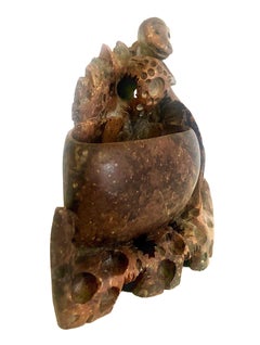 Ein Pinselwaschbecken aus Speckstein eines chinesischen Gelehrten mit der Darstellung eines Affen mit einer Lotuskapsel