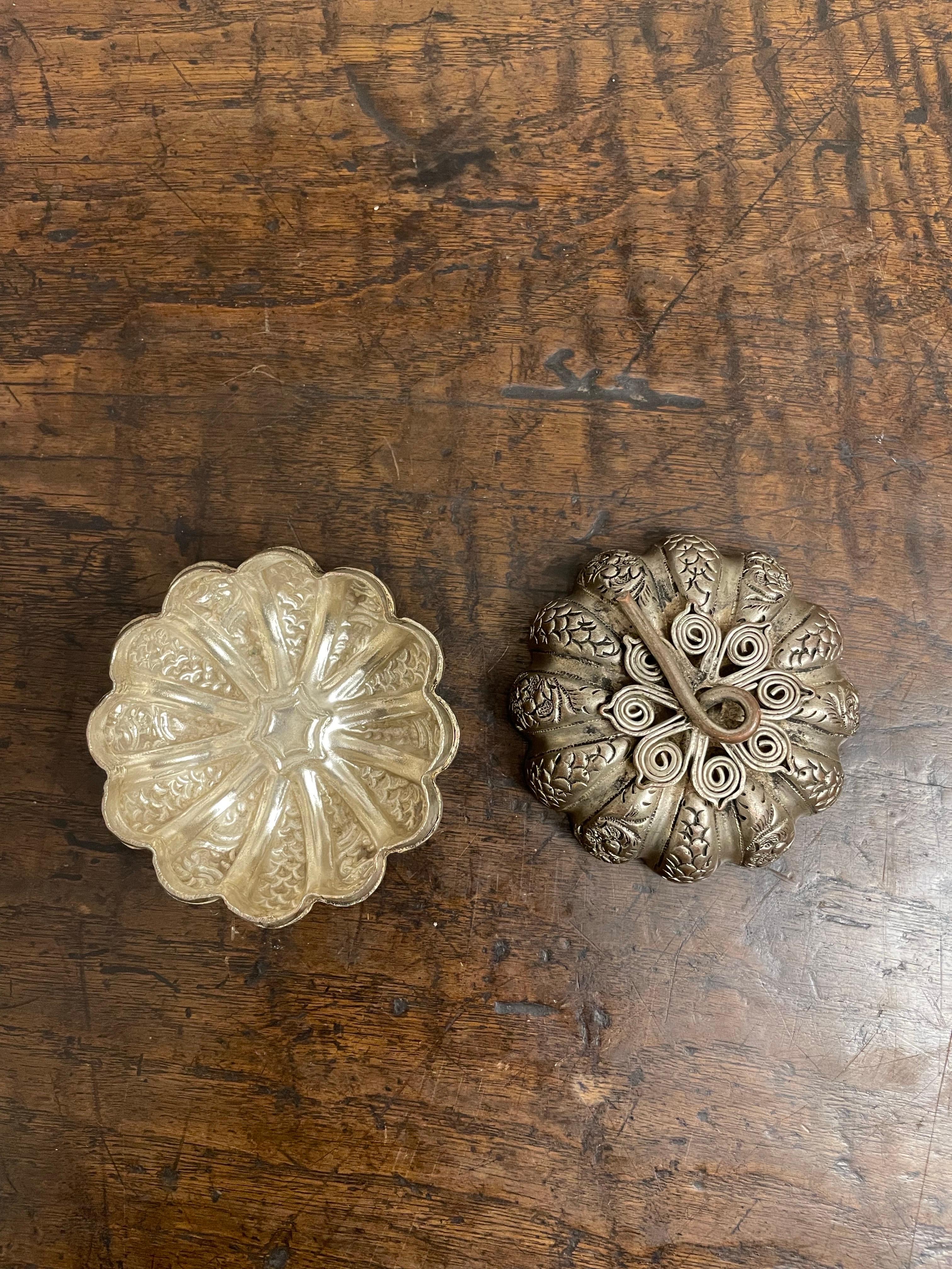 A Chinese Silver Apple Shaped Lidded Jewellery Box, Early 20th Century In Good Condition For Sale In ARMADALE, VIC