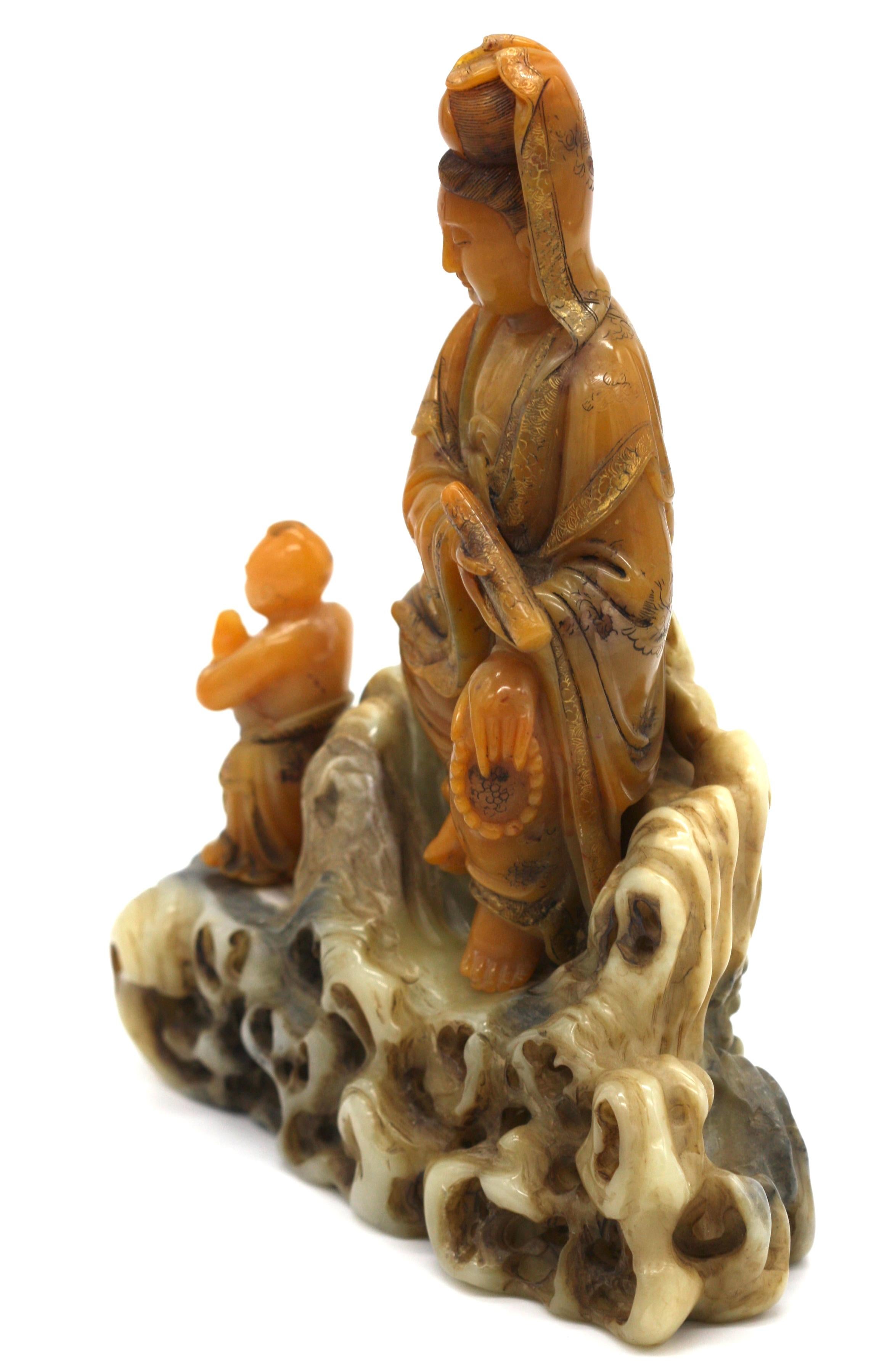 Figure en pierre de savon chinoise d'Avalokiteshvara Bon état - En vente à West Palm Beach, FL