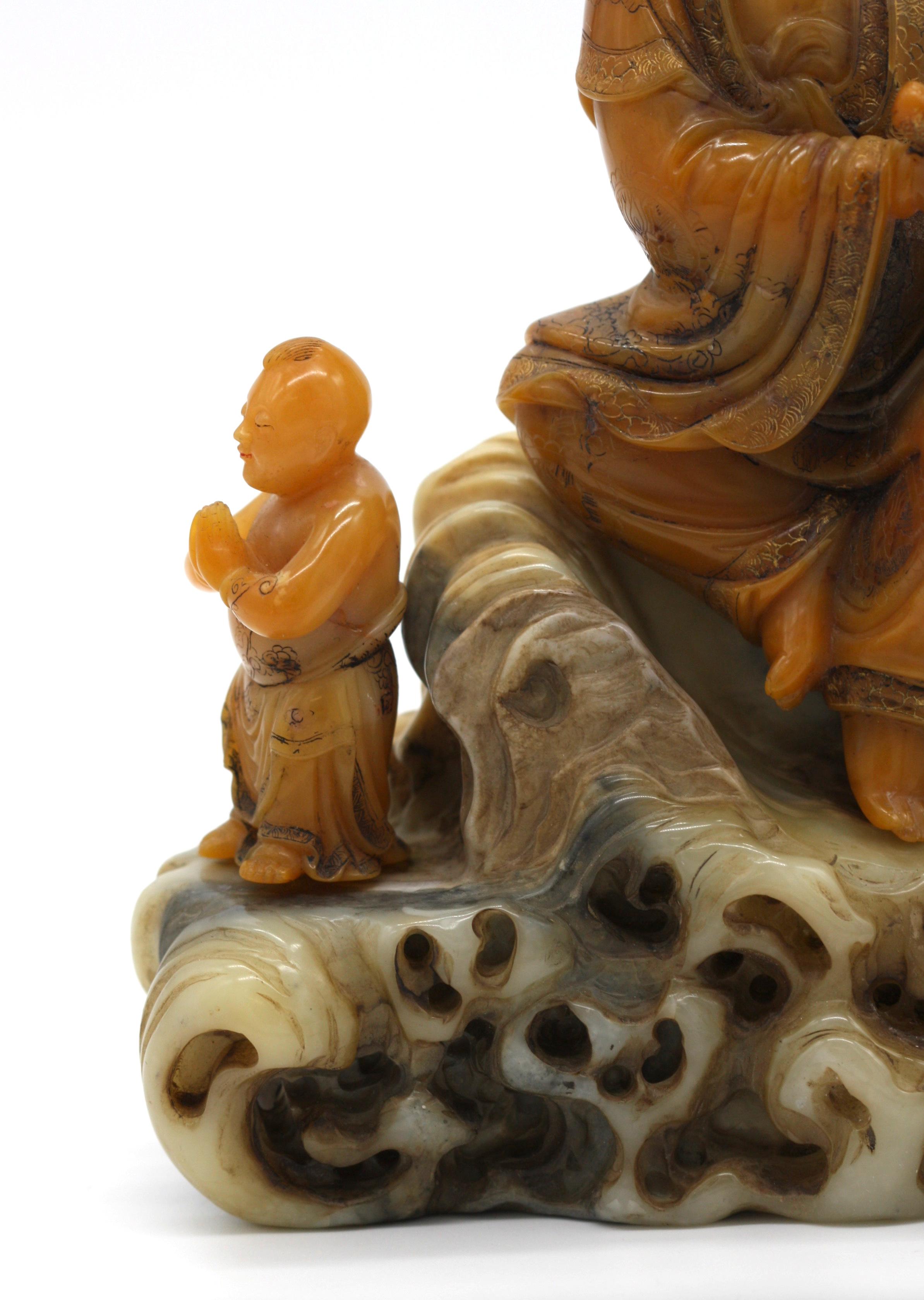 Figure en pierre de savon chinoise d'Avalokiteshvara en vente 1
