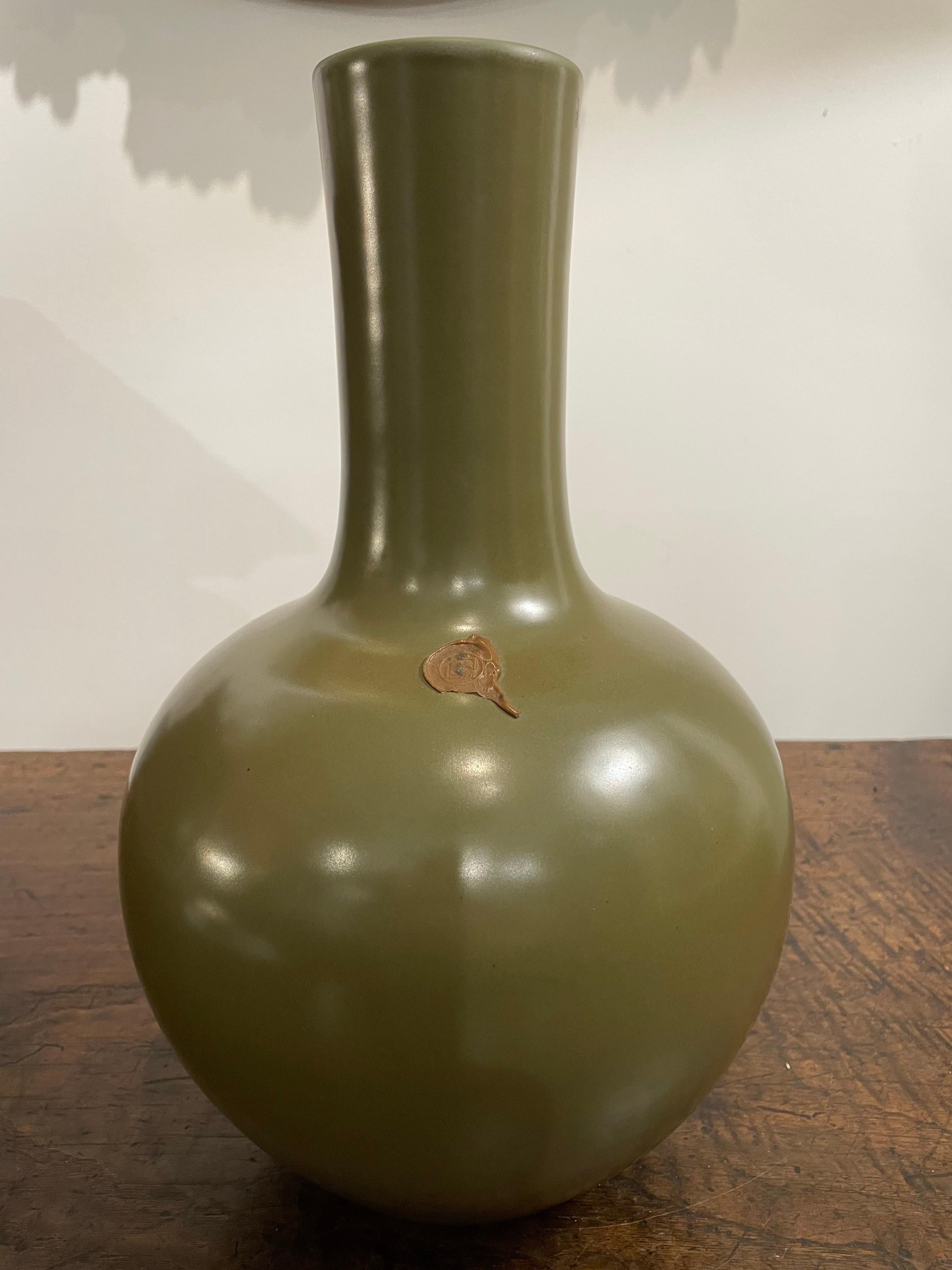 Jarrón balaustre chino esmaltado en polvo de té con marca de Yongzheng, Siglo XX
Decoración del hogar, Interiorismo y objetos de colección.

Procedencia: Colección privada australiana Adquirida en el mercado local en la década de