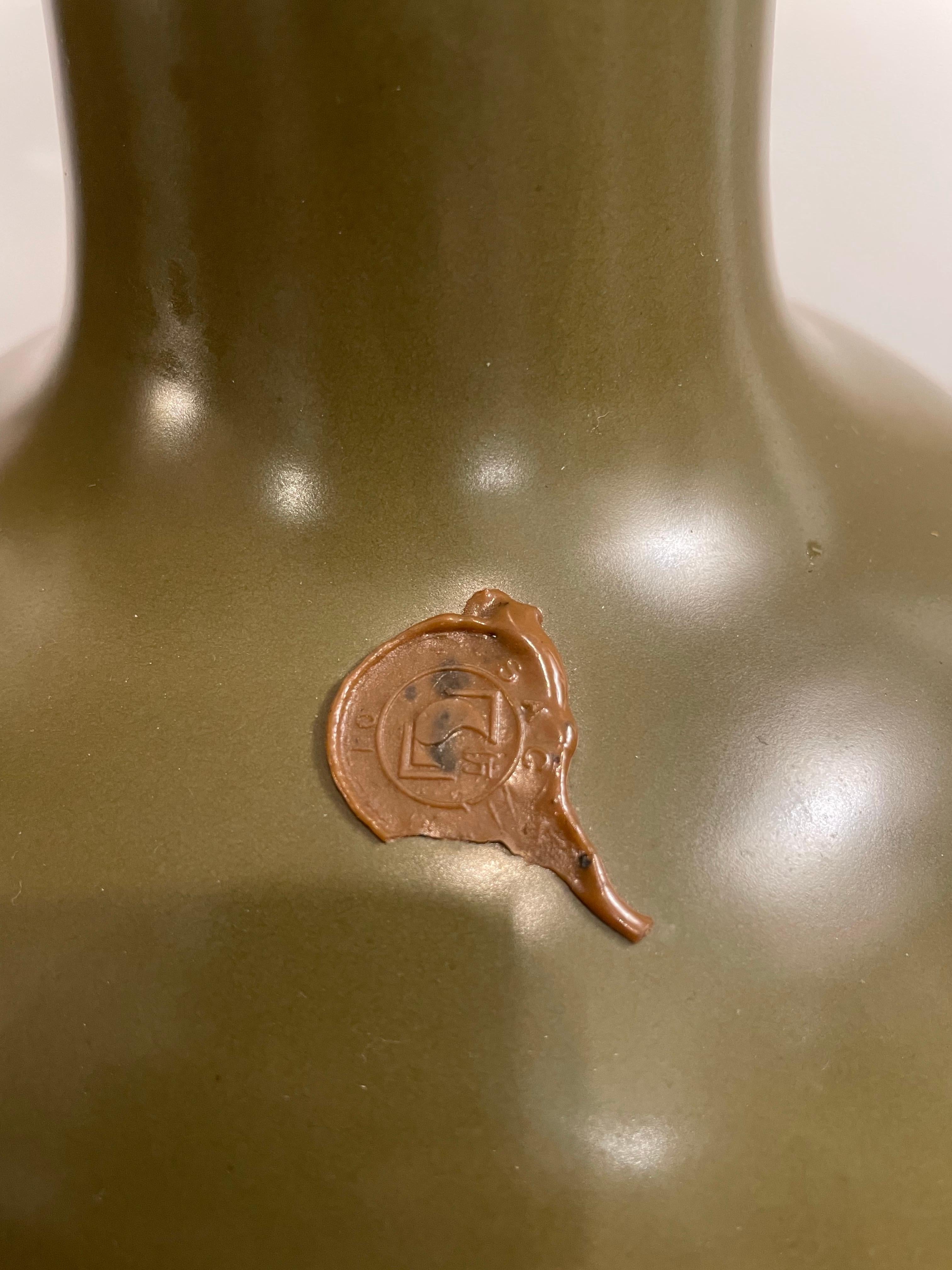 Jarrón balaustre chino esmaltado en polvo de té con marca de Yongzheng, Siglo XX Chino en venta