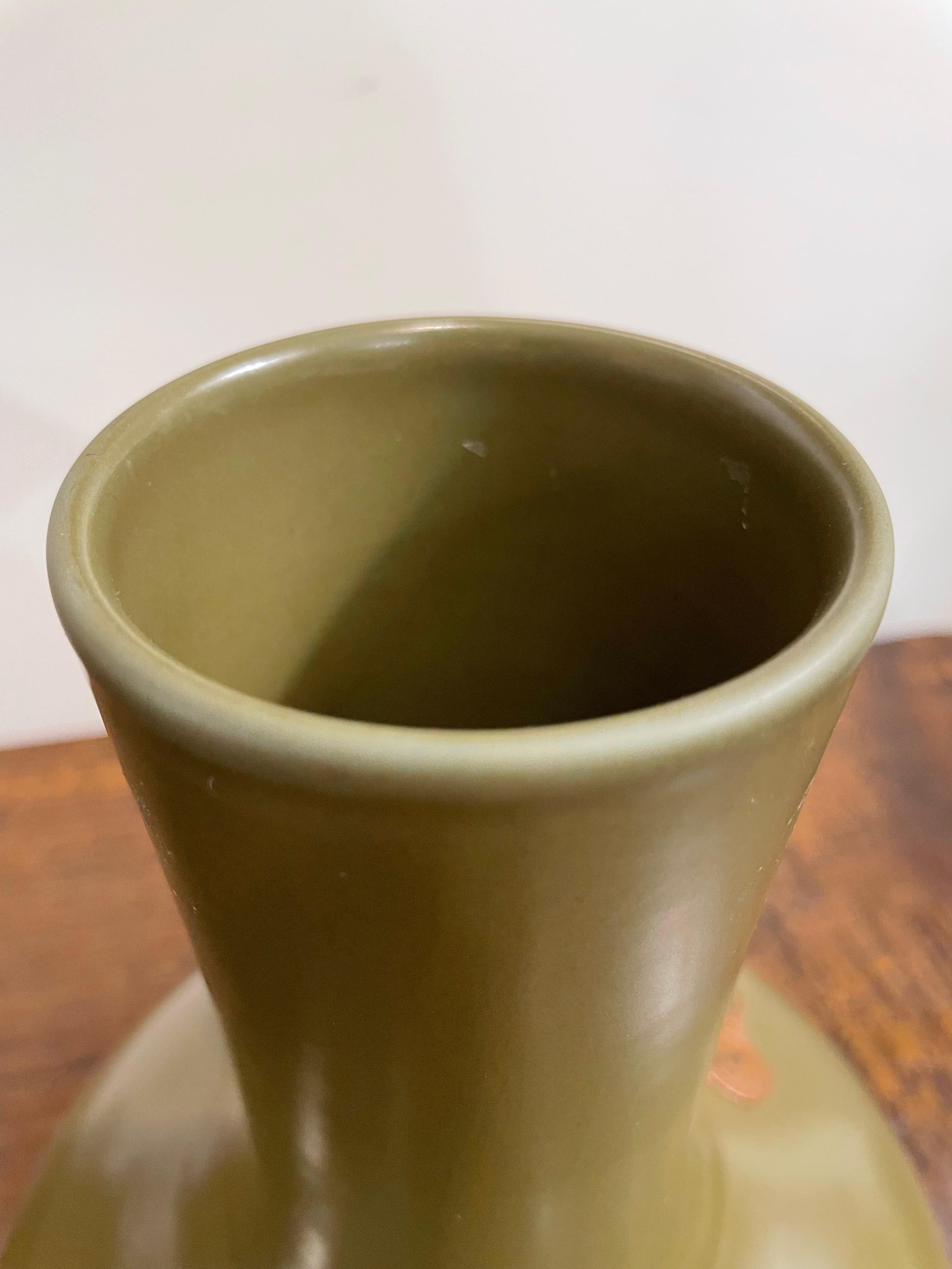 Jarrón balaustre chino esmaltado en polvo de té con marca de Yongzheng, Siglo XX Hecho a mano en venta