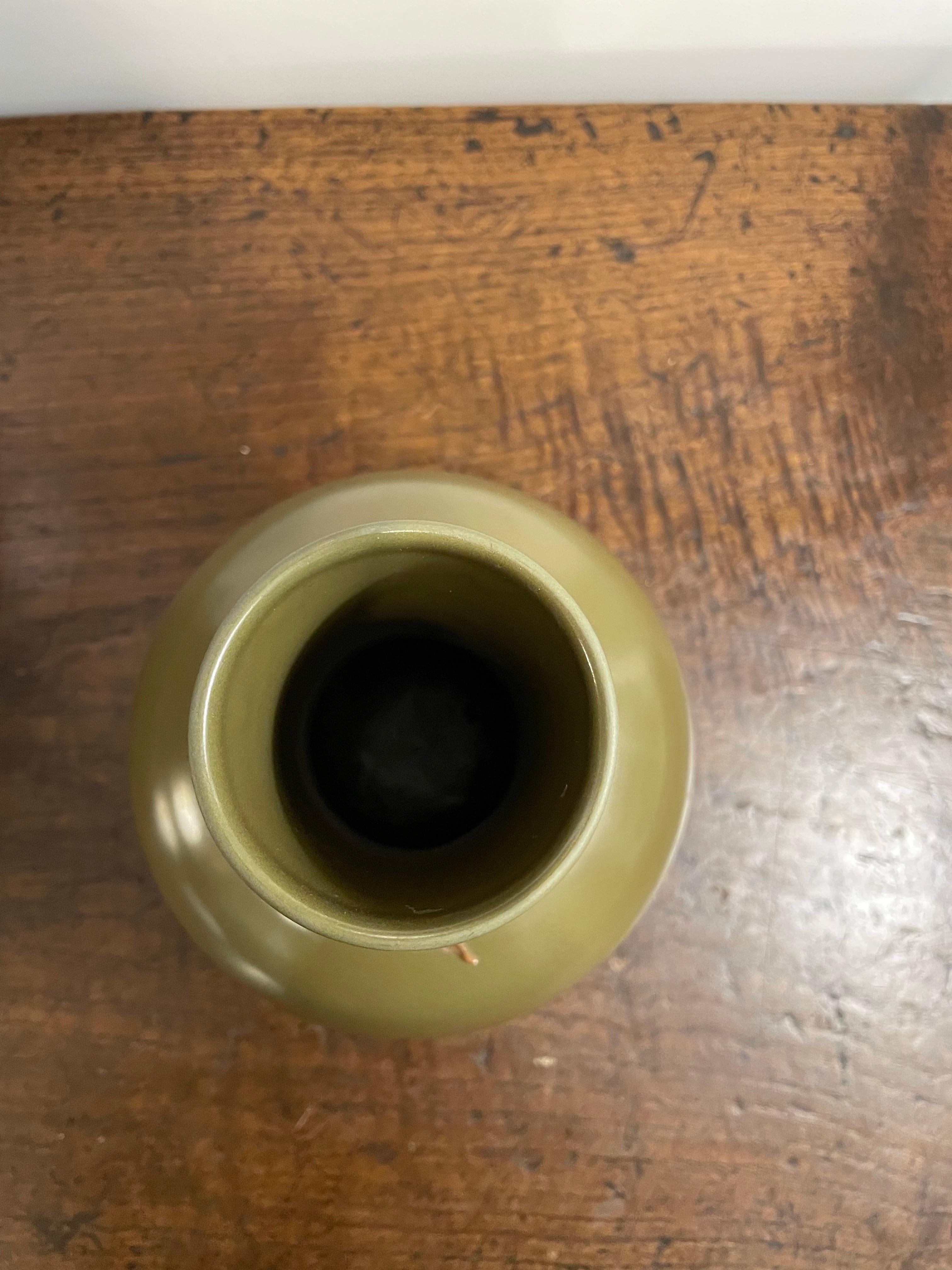 Jarrón balaustre chino esmaltado en polvo de té con marca de Yongzheng, Siglo XX en Bueno estado para la venta en ARMADALE, VIC