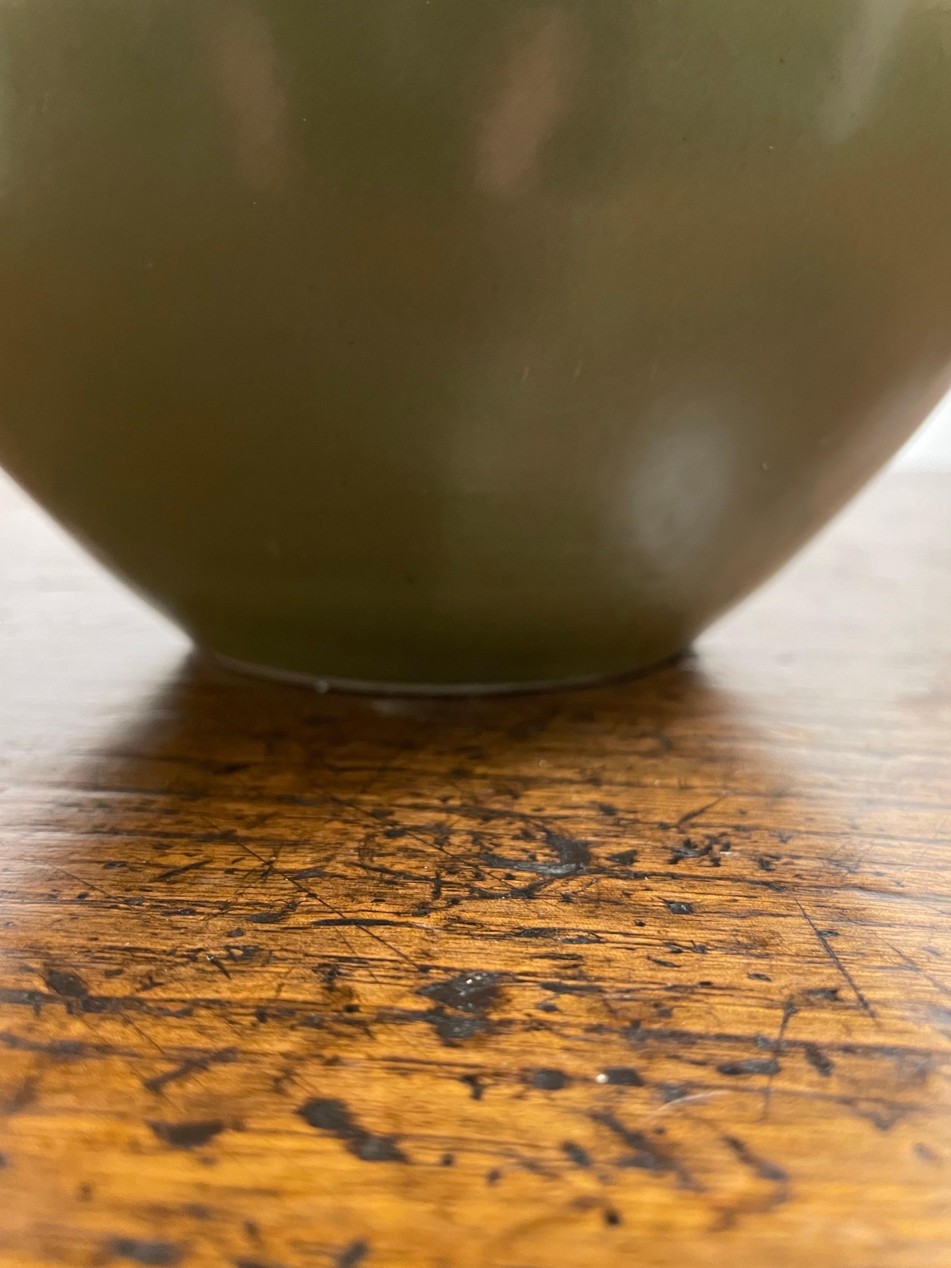 Jarrón balaustre chino esmaltado en polvo de té con marca de Yongzheng, Siglo XX siglo XX en venta