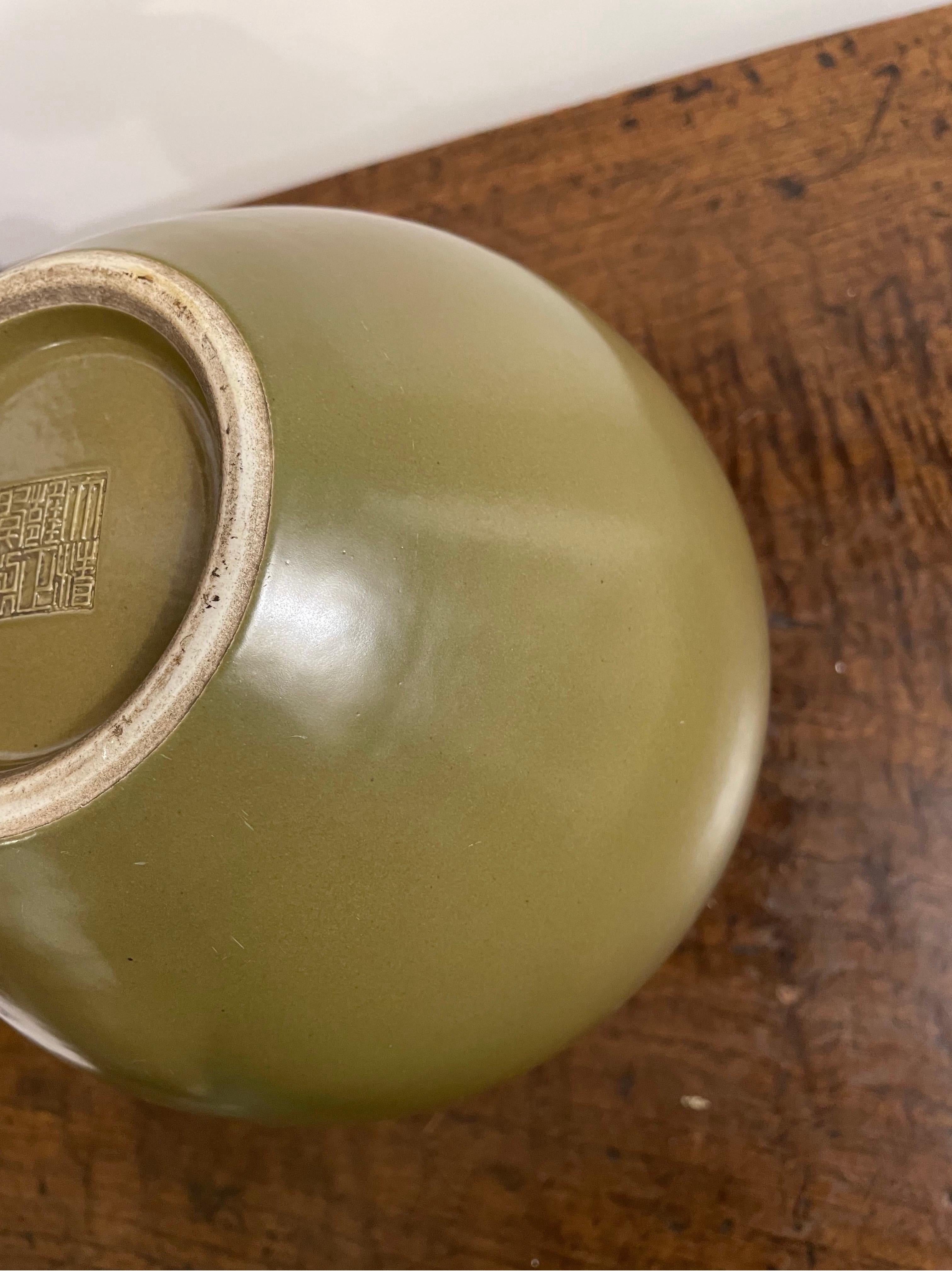 Jarrón balaustre chino esmaltado en polvo de té con marca de Yongzheng, Siglo XX Porcelana en venta