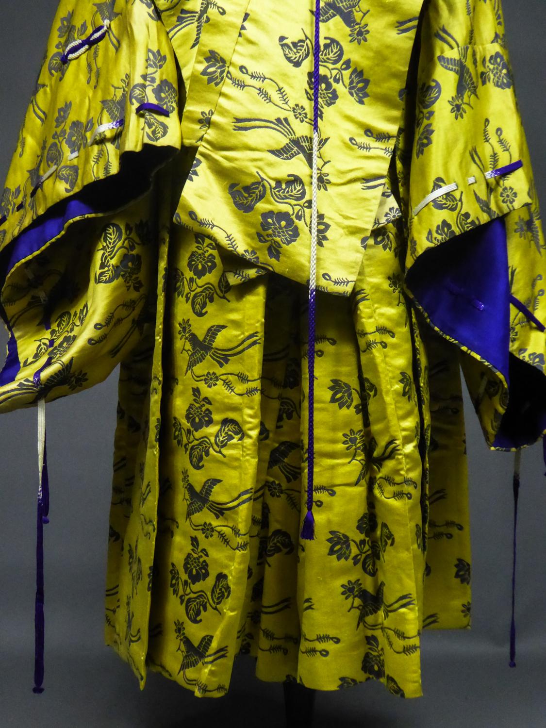 Un set drammatico in seta giapponese CIRCA 1960 in vendita 3