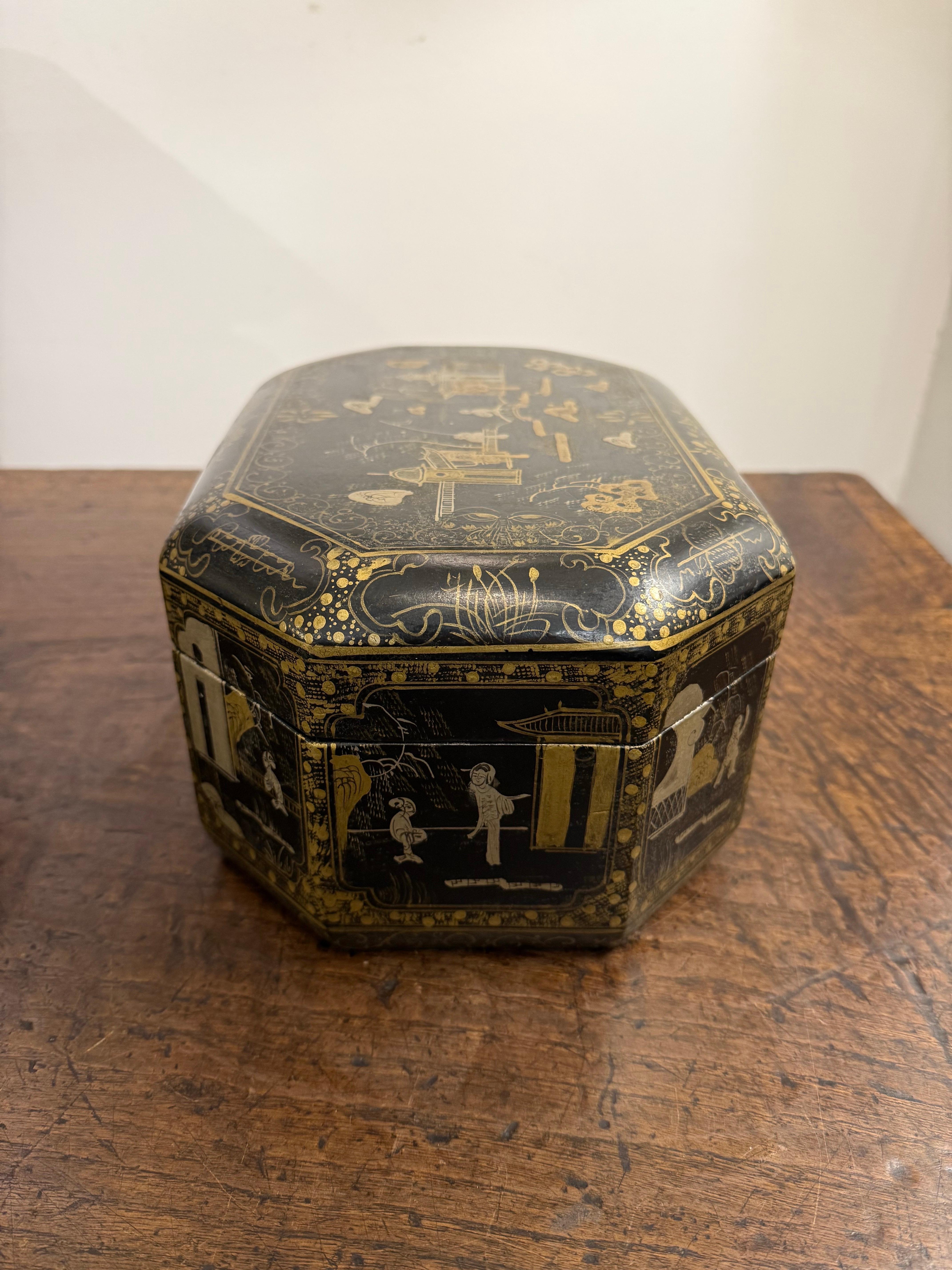 Boîte à couvercle en bois chinois laqué noir et doré, début du 20e siècle 4
