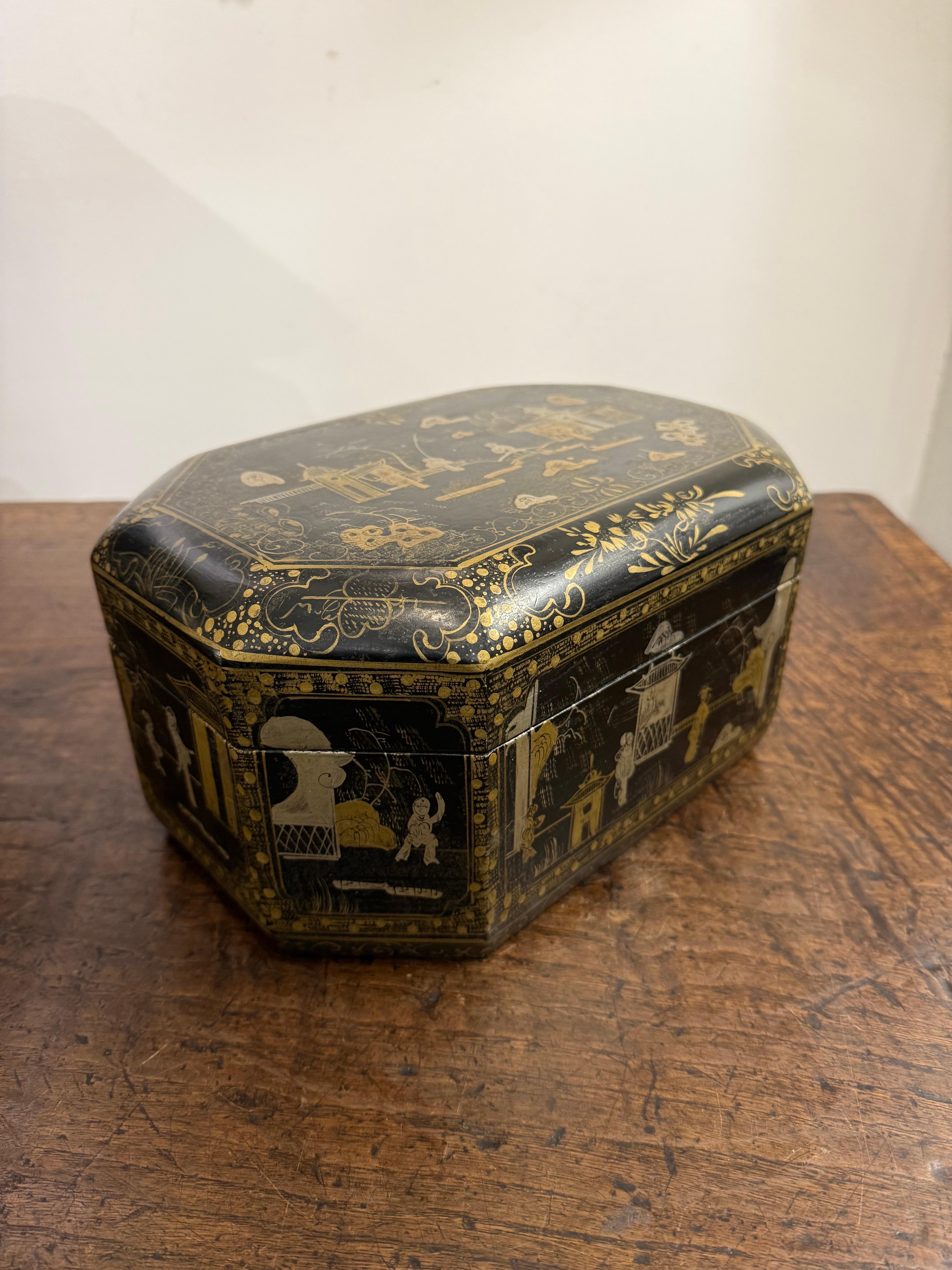 Boîte à couvercle en bois chinois laqué noir et doré, début du 20e siècle 5