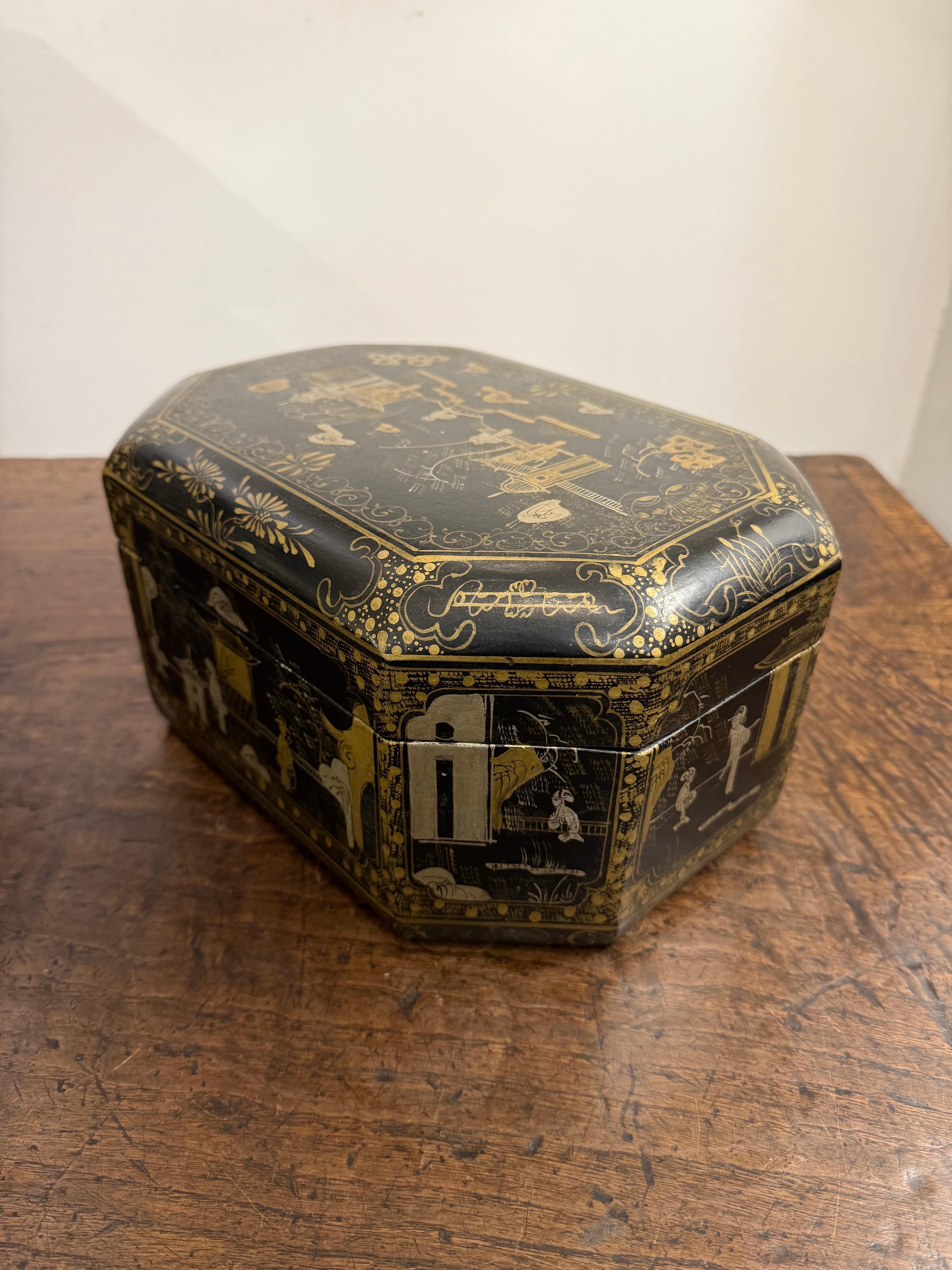 Boîte à couvercle en bois chinois laqué noir et doré, début du 20e siècle 6