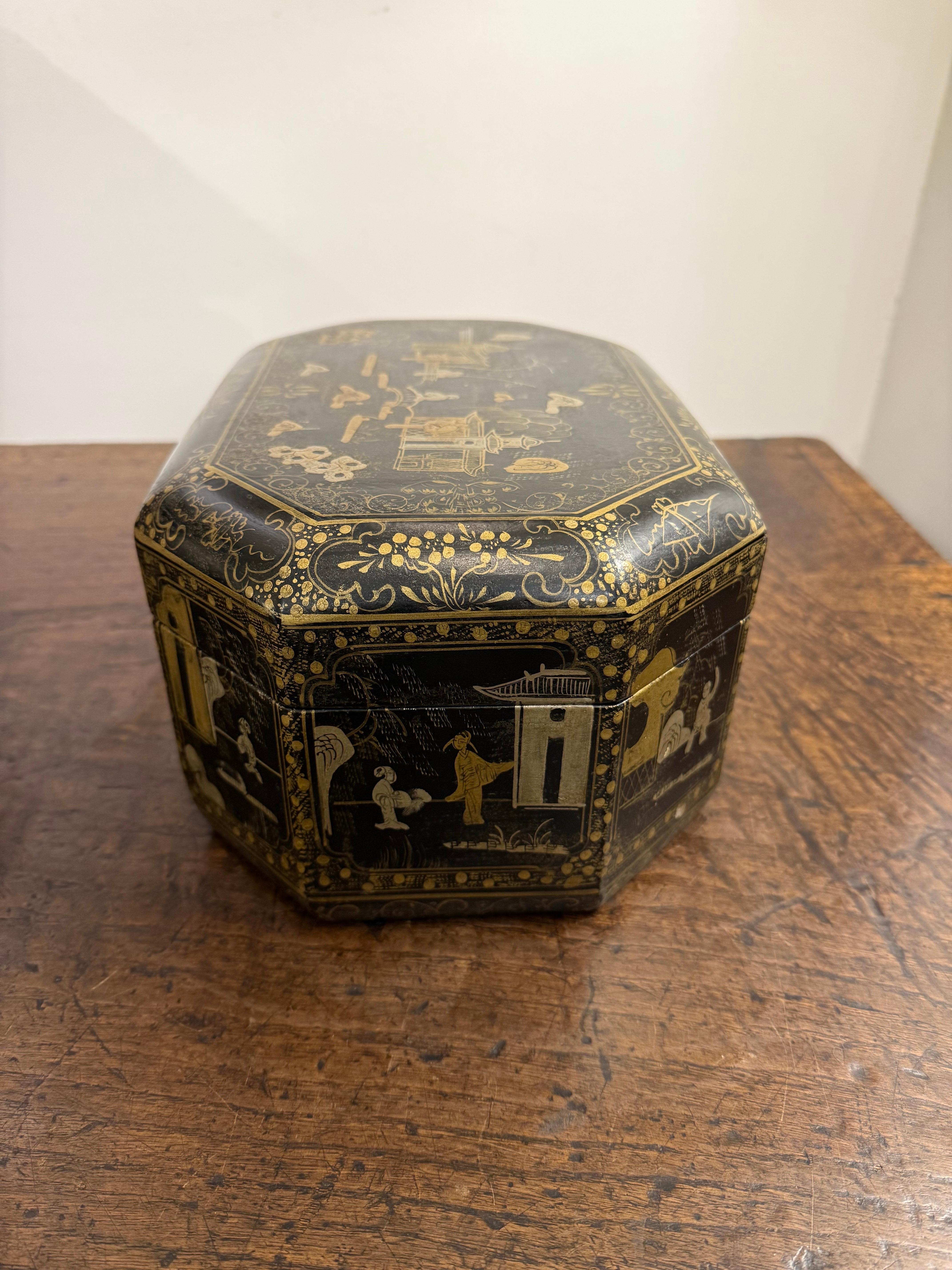 Boîte à couvercle en bois chinois laqué noir et doré, début du 20e siècle 7