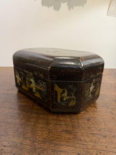 Chinesische Deckeldose aus schwarzem und vergoldetem Holz, frühes 20.