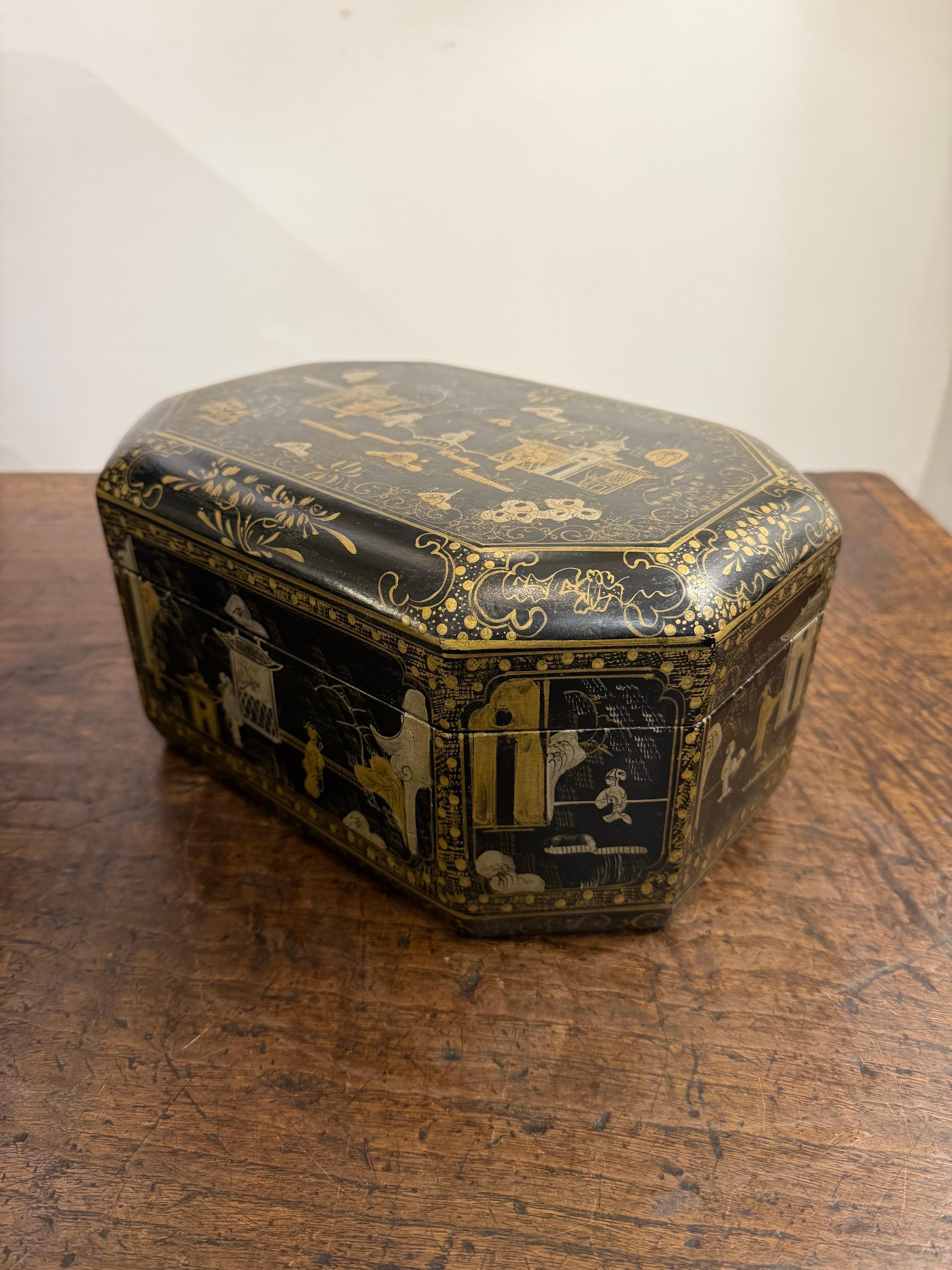 Chinoiseries Boîte à couvercle en bois chinois laqué noir et doré, début du 20e siècle