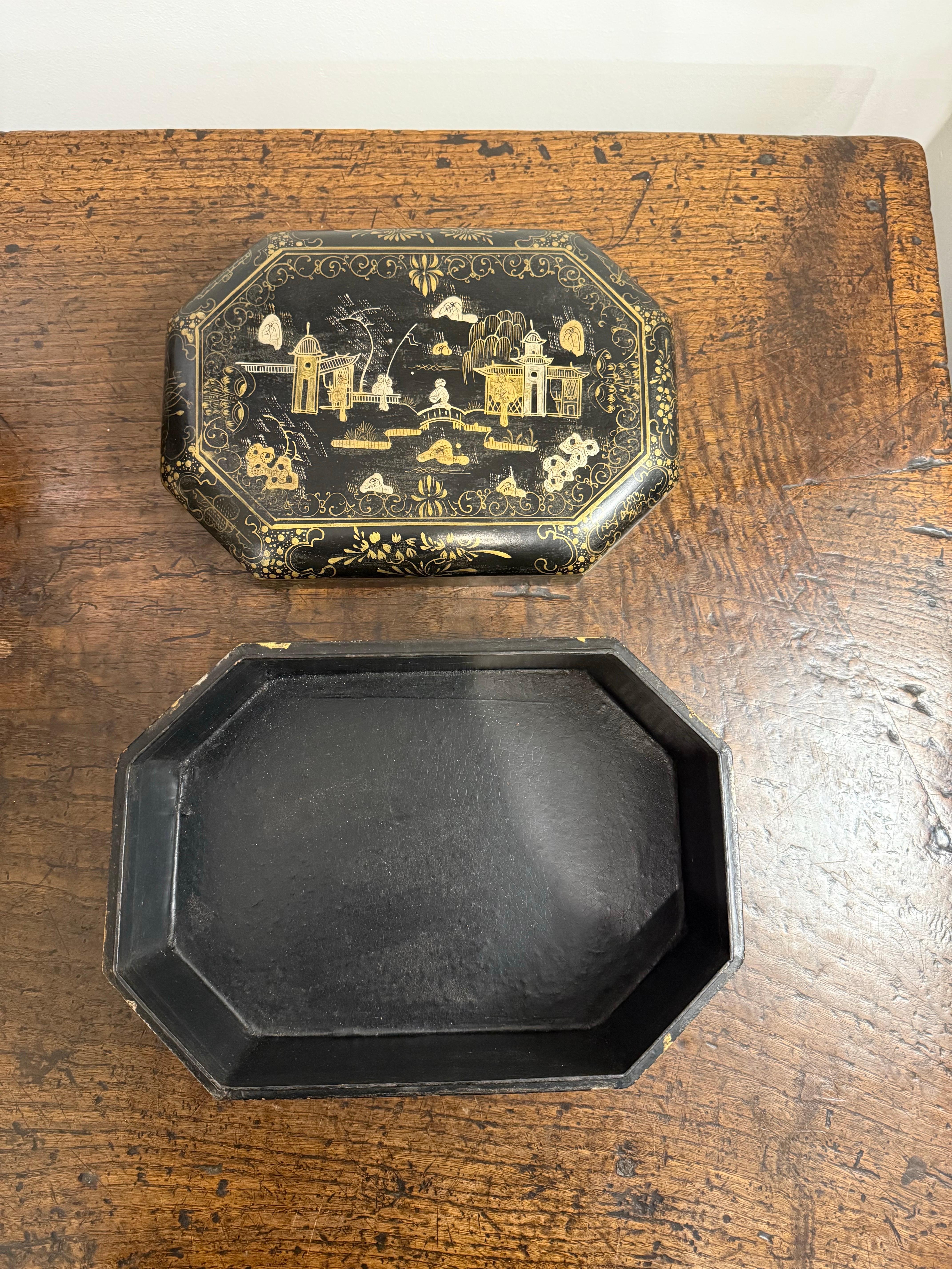 Laqué Boîte à couvercle en bois chinois laqué noir et doré, début du 20e siècle