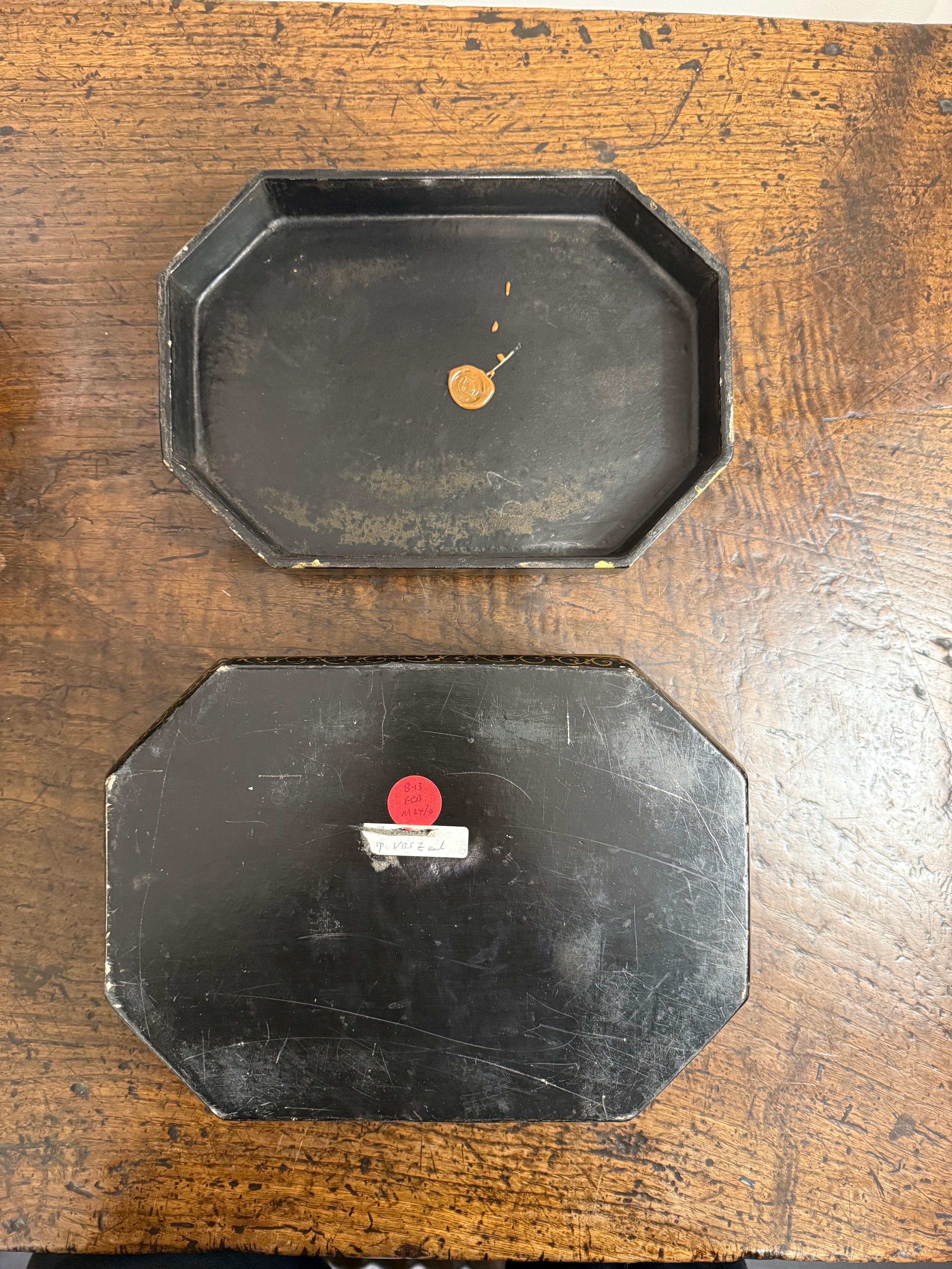 Boîte à couvercle en bois chinois laqué noir et doré, début du 20e siècle Bon état à ARMADALE, VIC