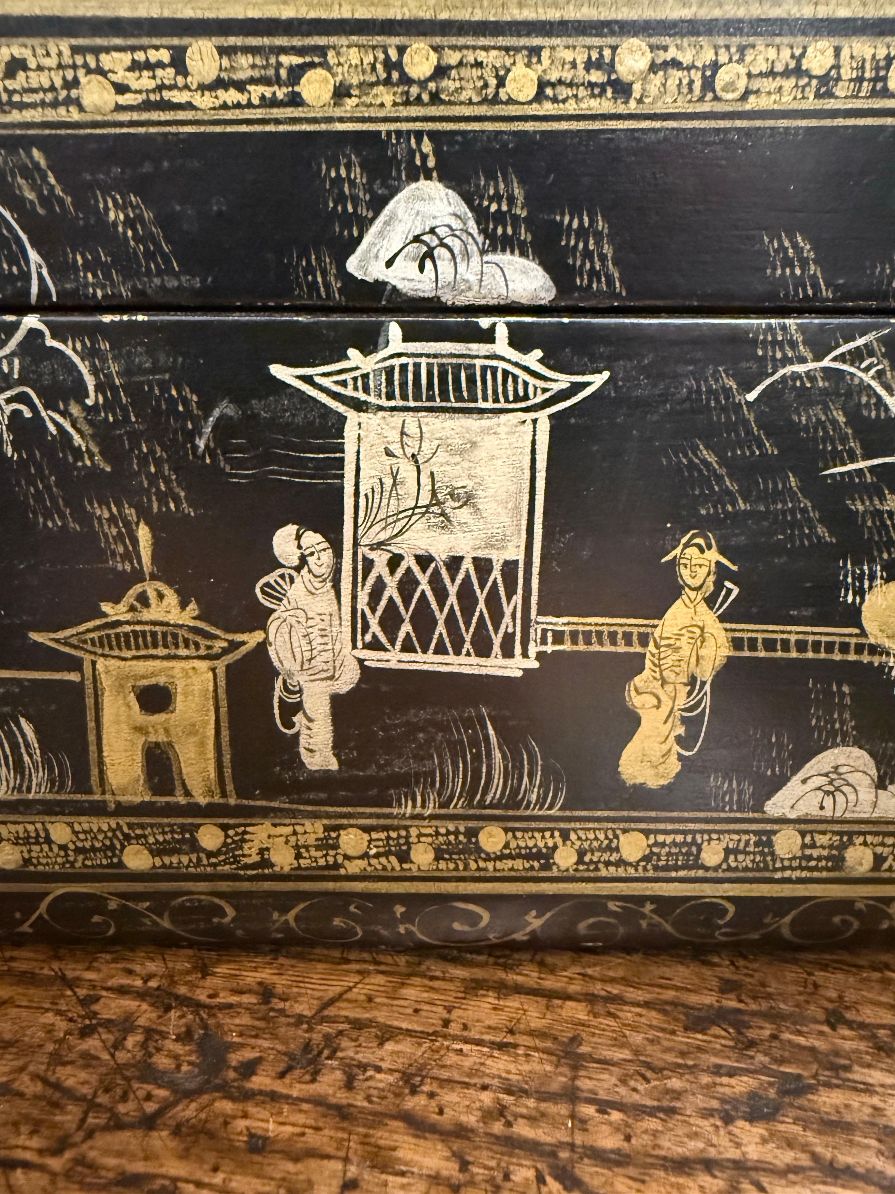 20ième siècle Boîte à couvercle en bois chinois laqué noir et doré, début du 20e siècle