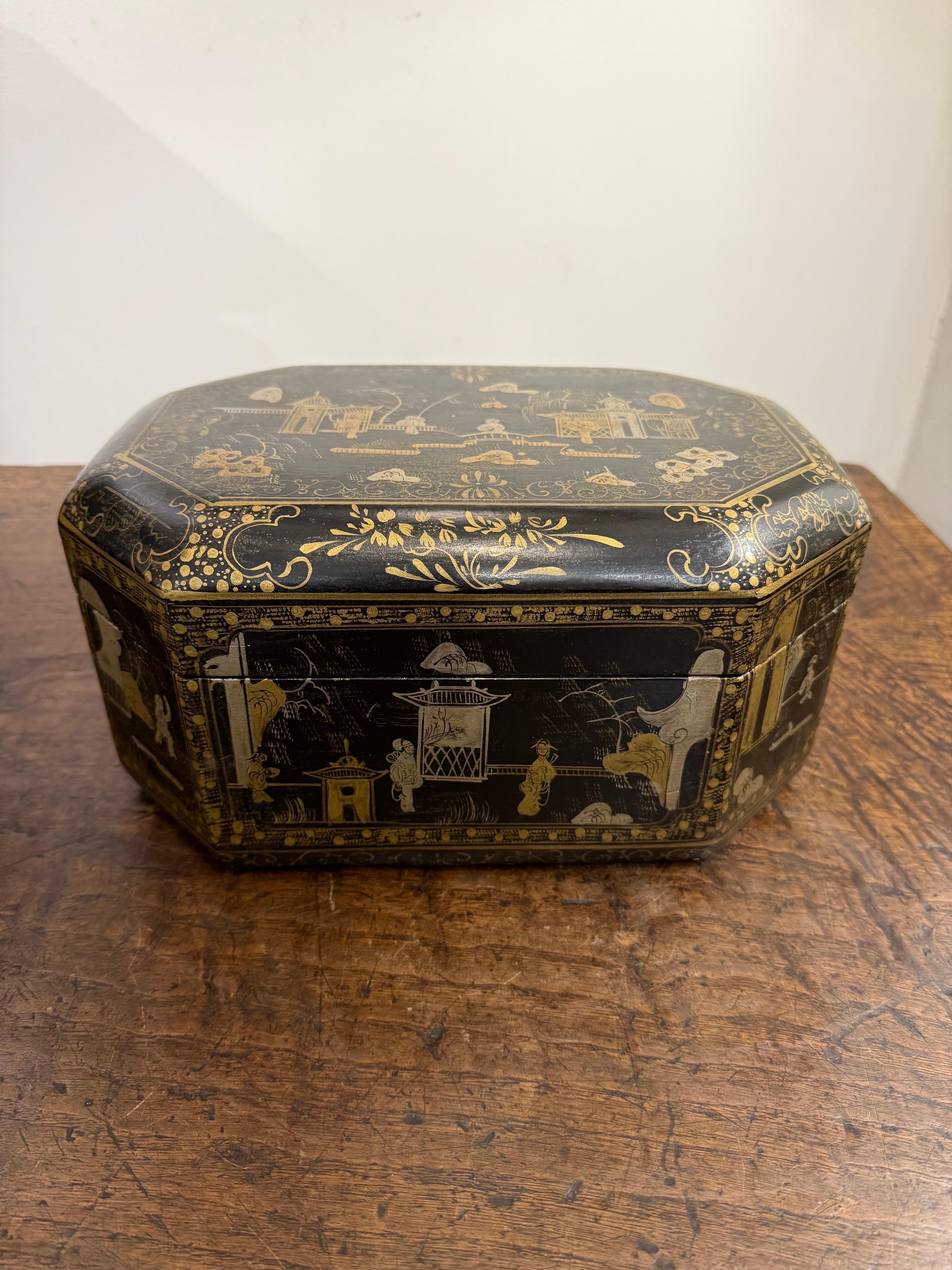 Bois de feuillus Boîte à couvercle en bois chinois laqué noir et doré, début du 20e siècle