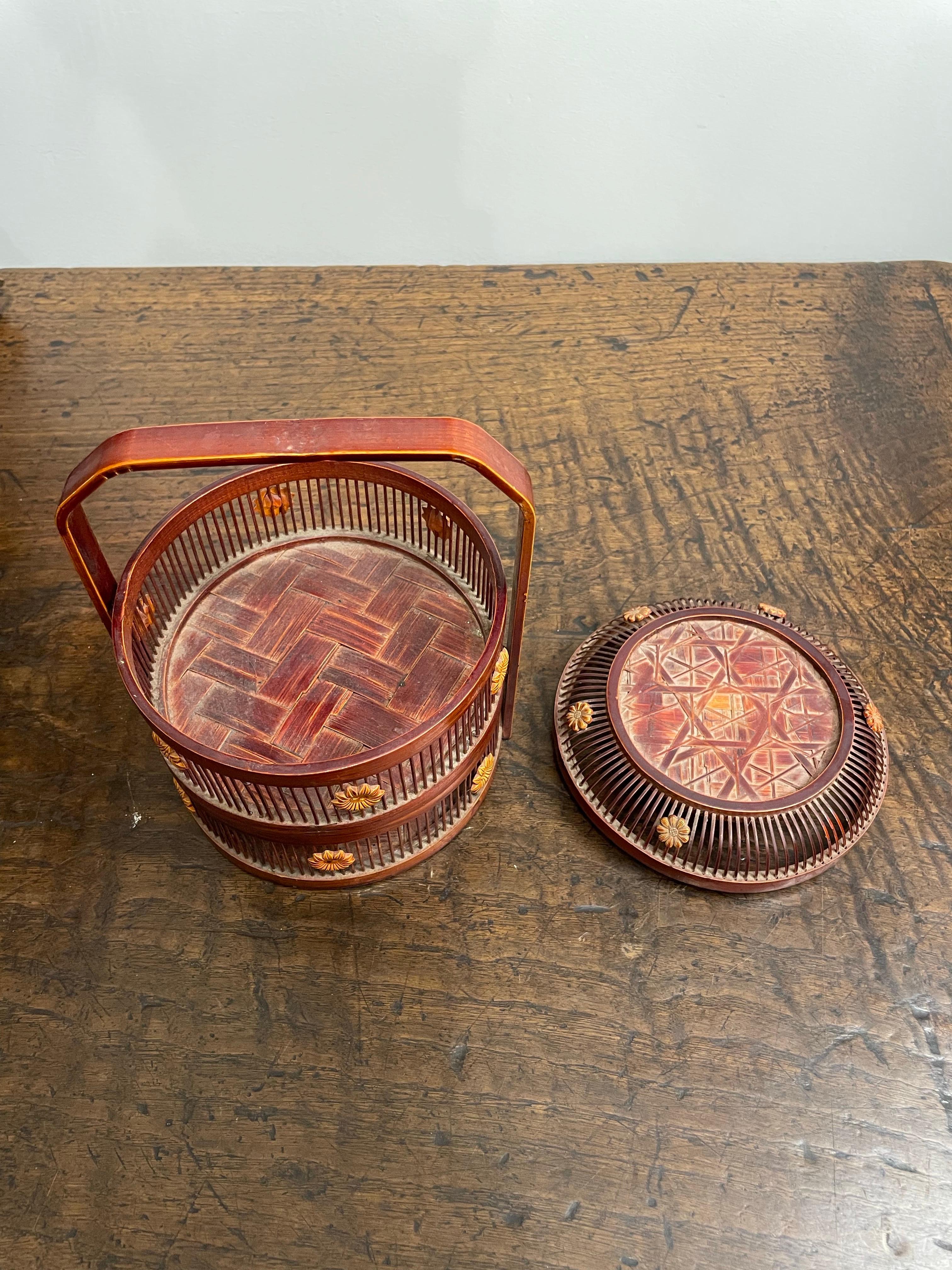 Chinois Panier à dessert chinois à couvercle en bambou et rotin à deux étages avec poignée en vente
