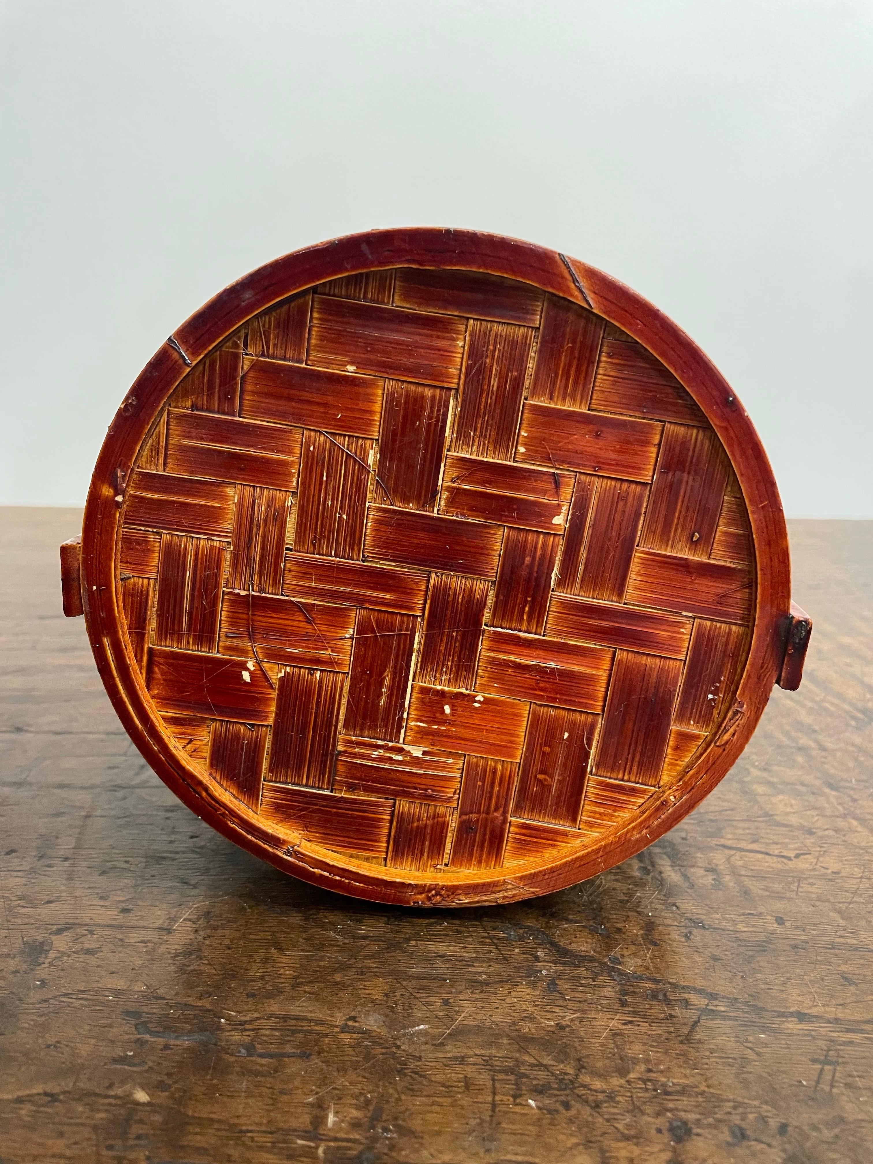 Tissé à la main Panier à dessert chinois à couvercle en bambou et rotin à deux étages avec poignée en vente