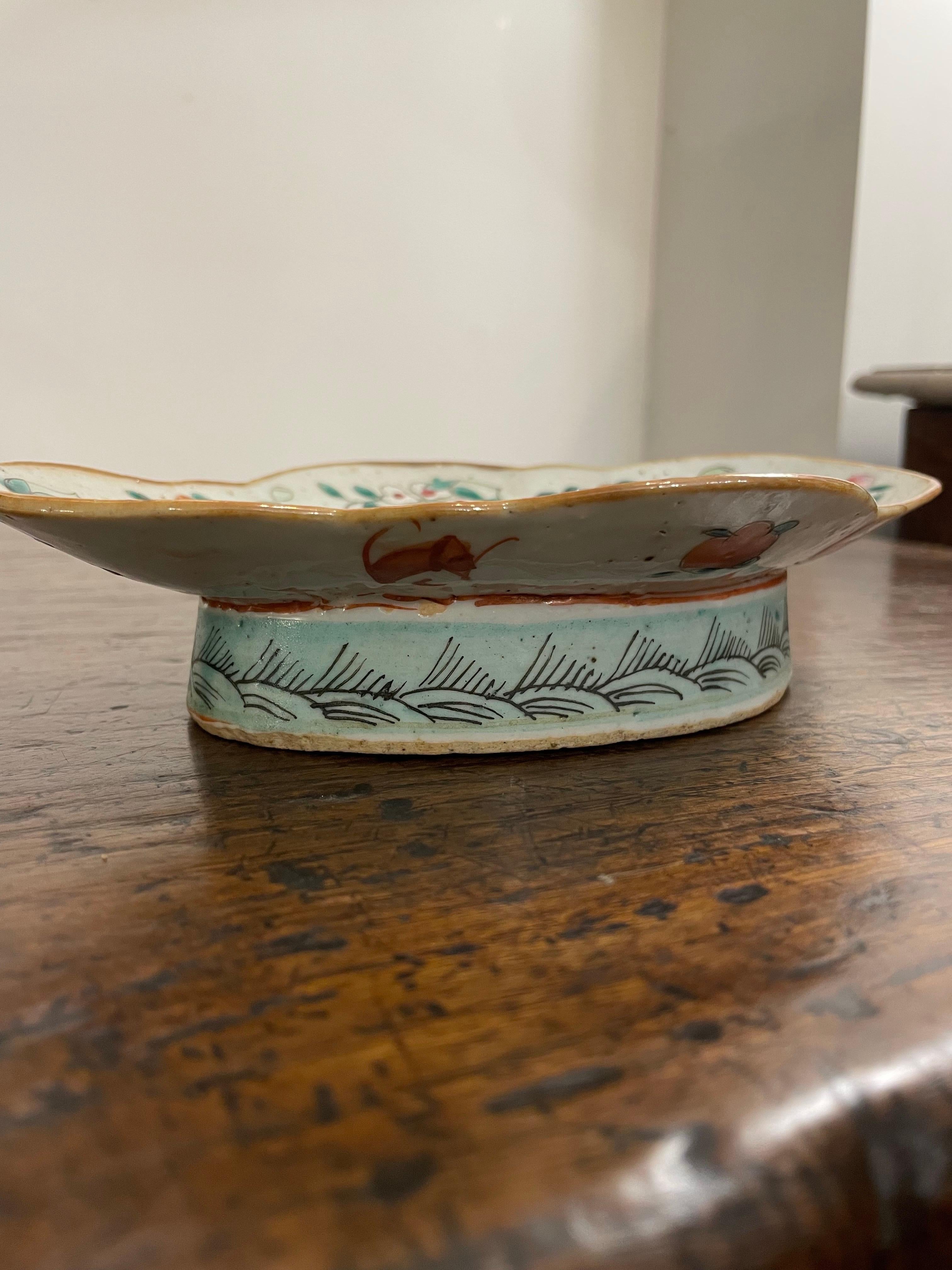 Qing A Chinese Wucai Plate, 19th Century For Sale