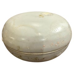 A Chinese Zhangzhou Round Porcelain Lidded Container, 17th Century