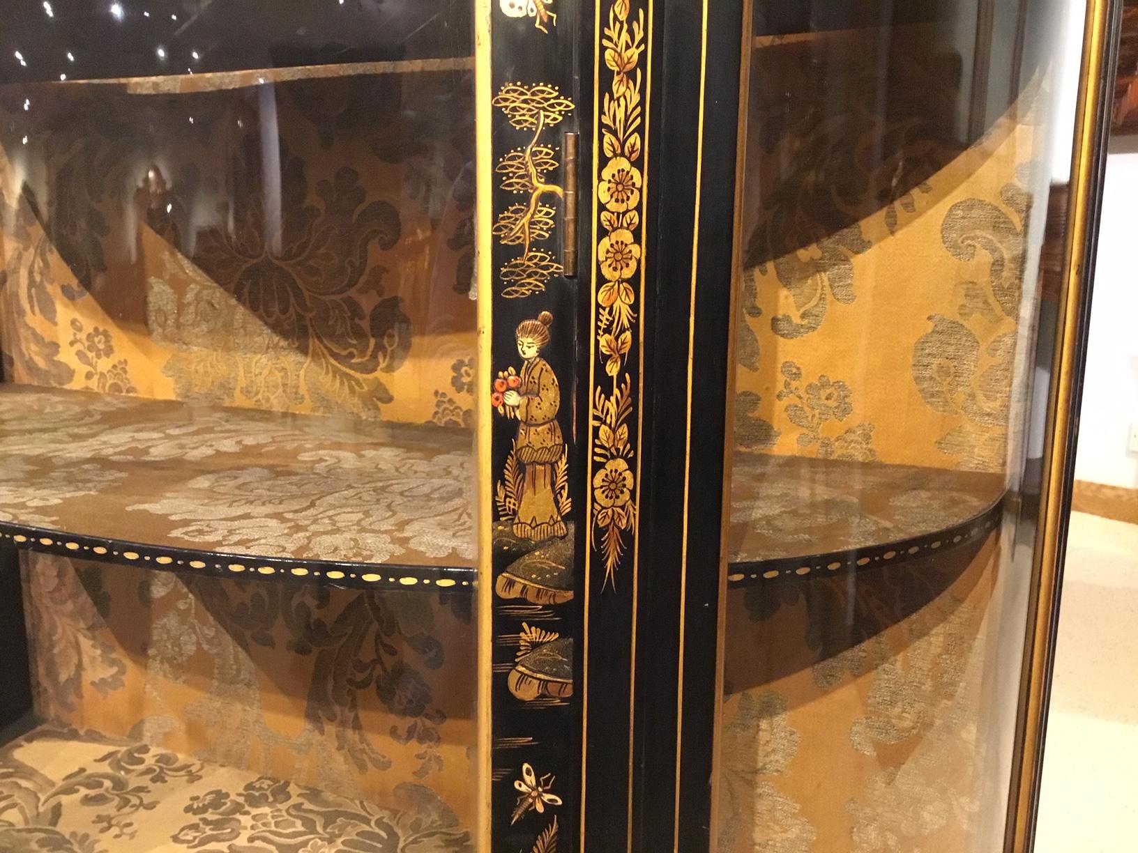 Chinoiserie 1920s Period Lacquered Display Cabinet For Sale 7