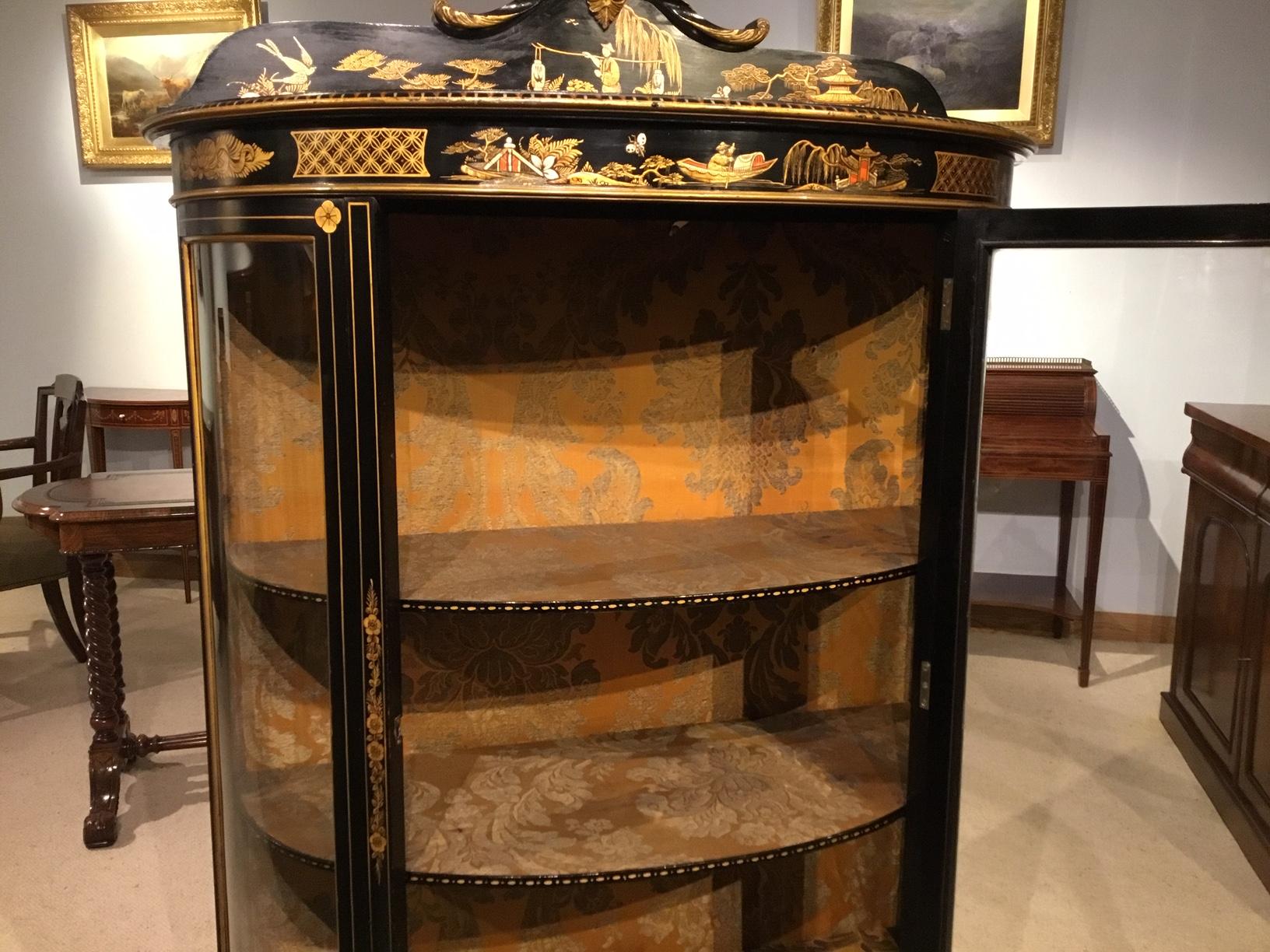 Chinoiserie 1920s Period Lacquered Display Cabinet For Sale 4