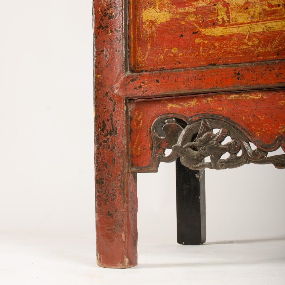 Peint A.I.C., une armoire laquée rouge de style Chinoiserie, 19ème C. en vente