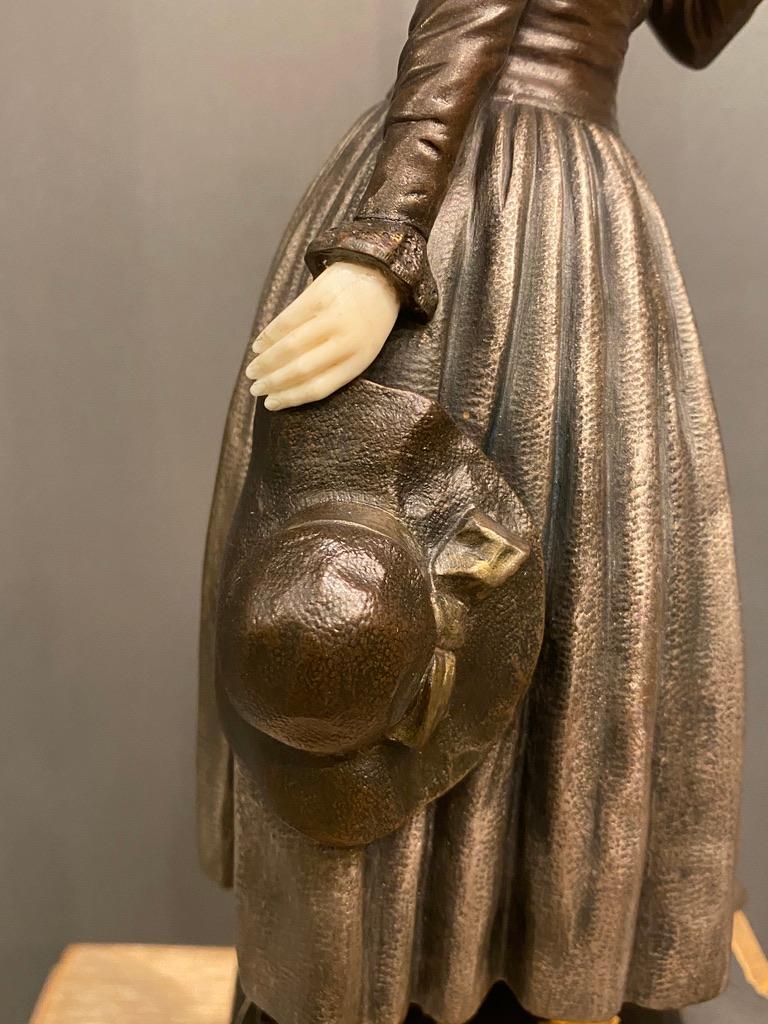 Chiparus Bronze- und Knochen-Art-déco- Hush-Skulptur (Geformt) im Angebot