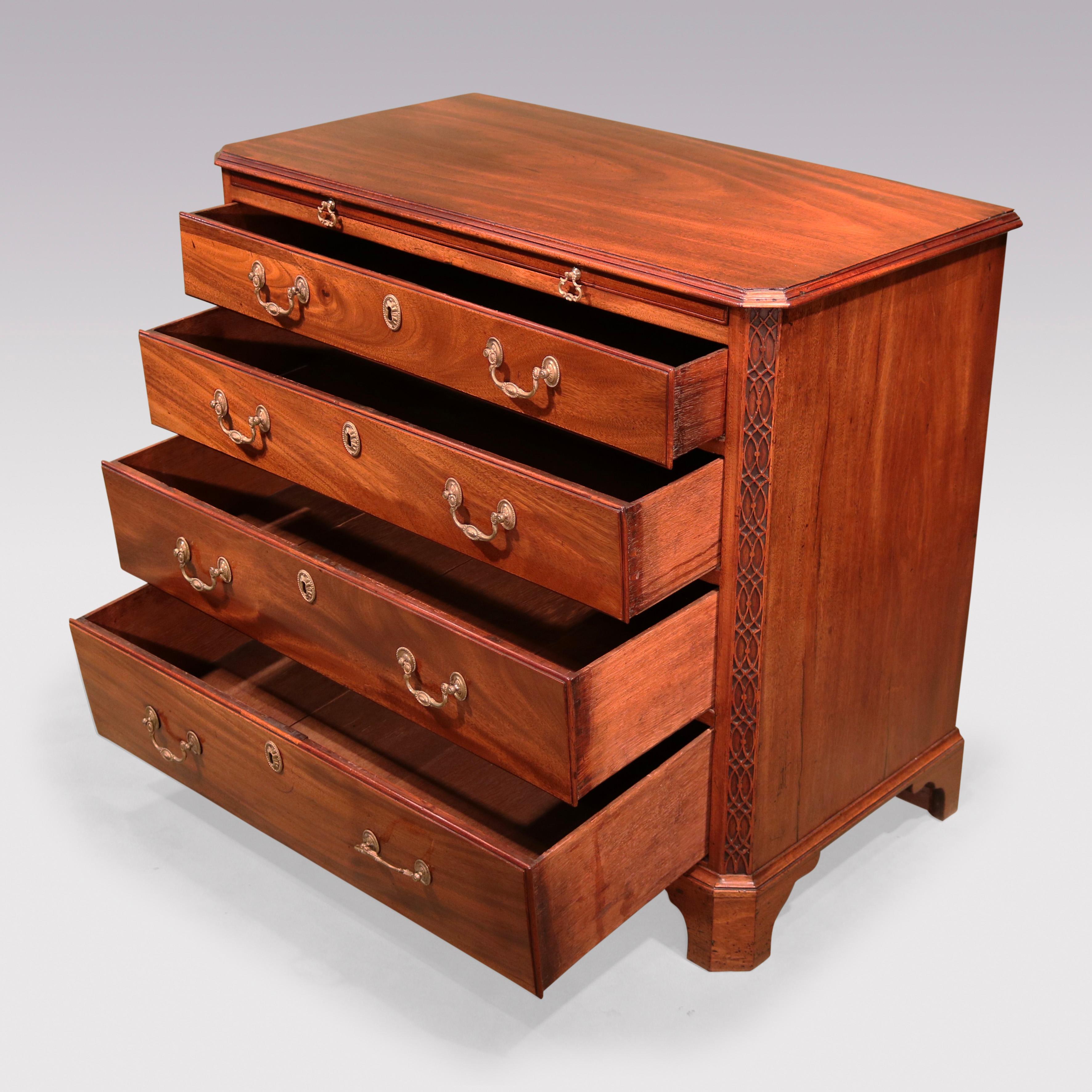 A Chippendale period mahogany chest of drawers In Good Condition For Sale In London, GB
