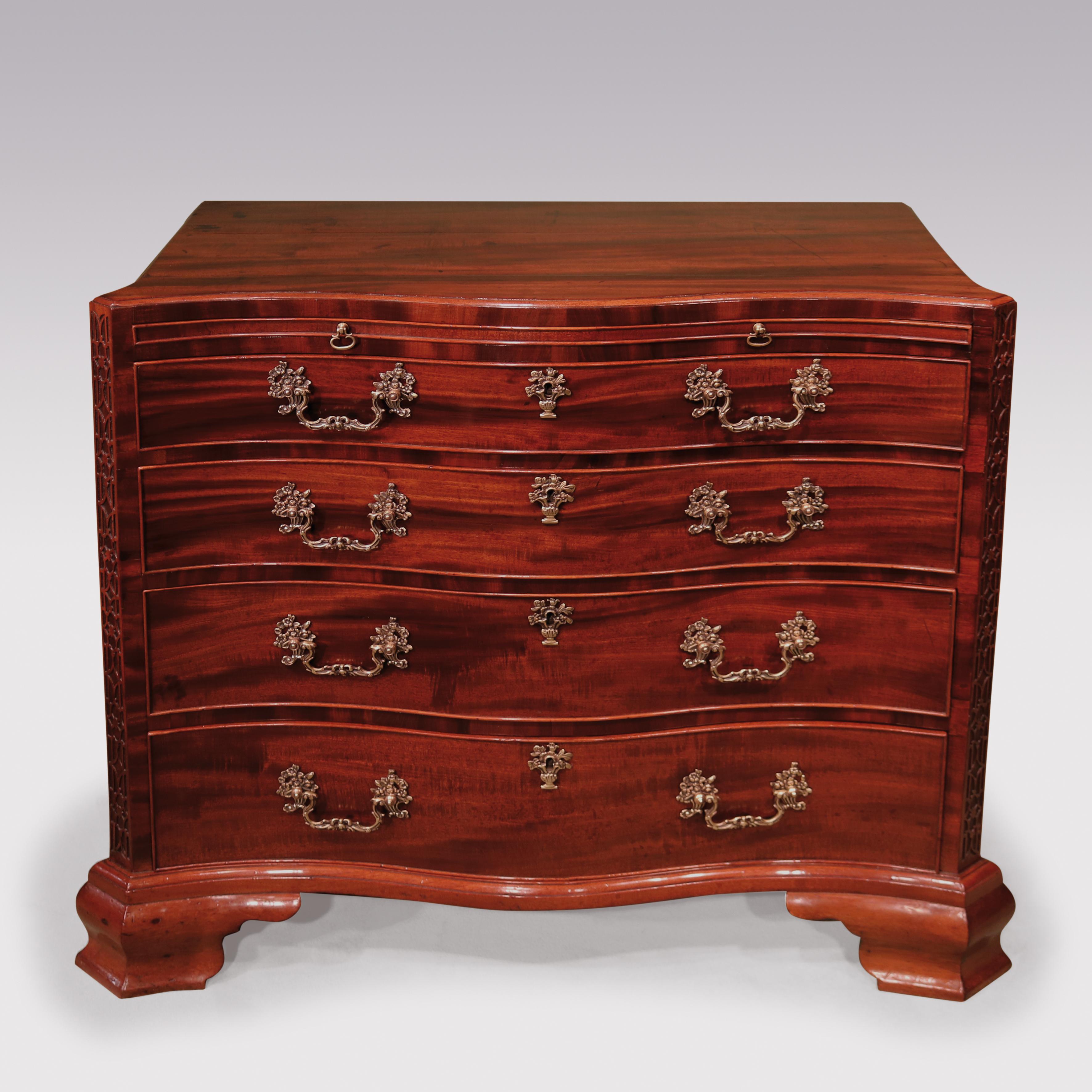 Chippendale Period Mahogany Serpentine Chest of Drawers For Sale 1