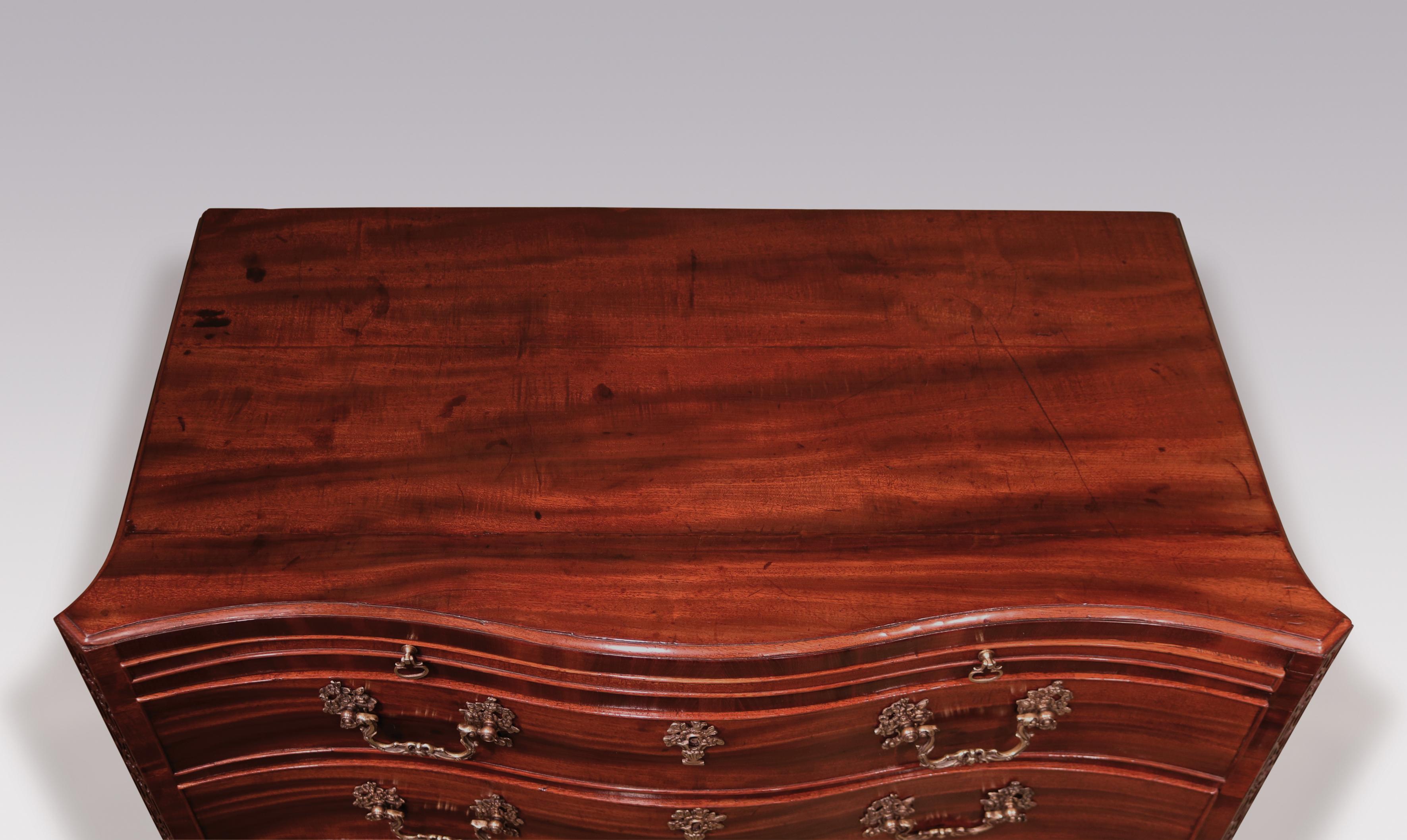 Chippendale Period Mahogany Serpentine Chest of Drawers For Sale 2