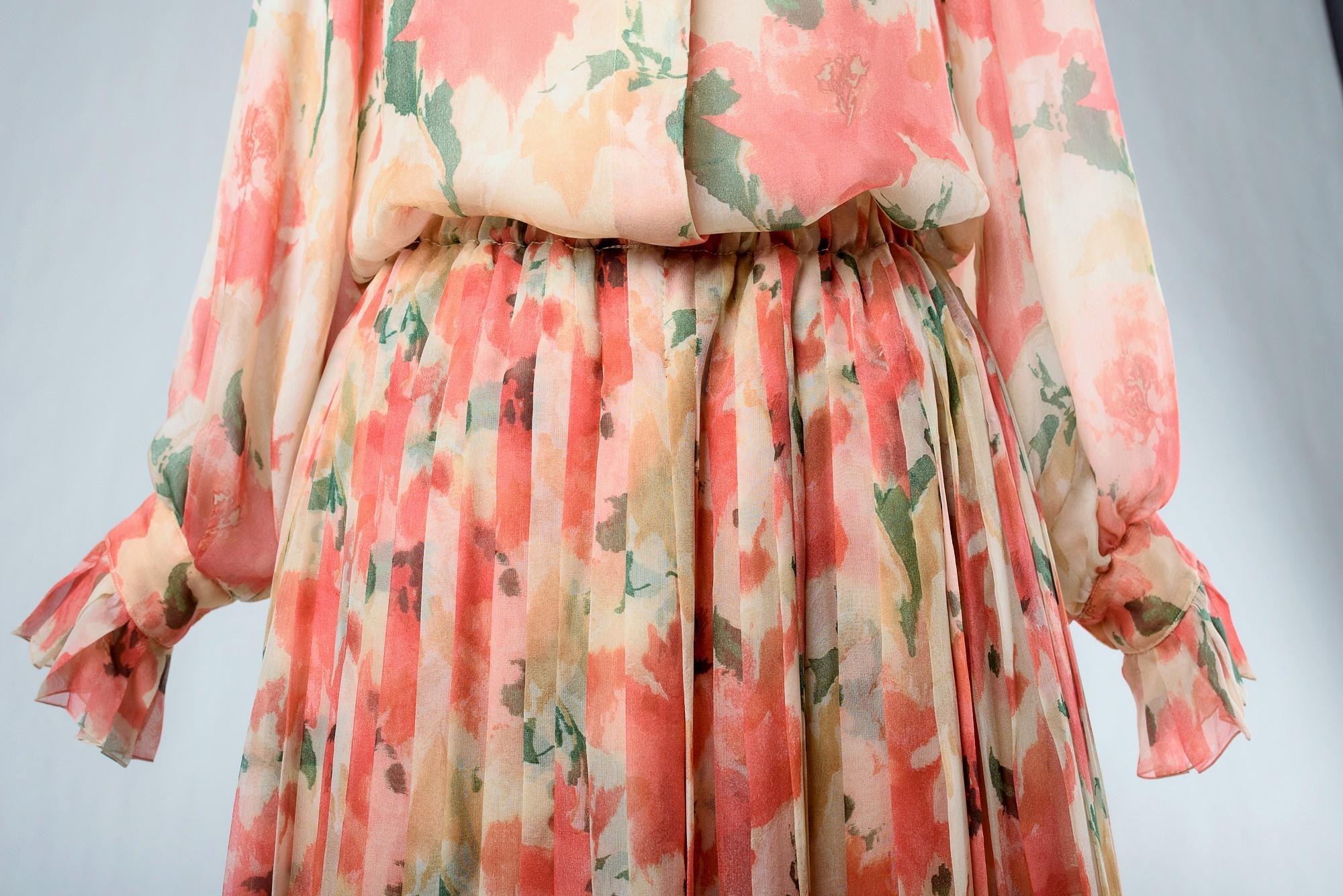 Una camicetta e una gonna in chiffon della boutique Christian Dior Di Marc Bohan Circa 1980 in vendita 7