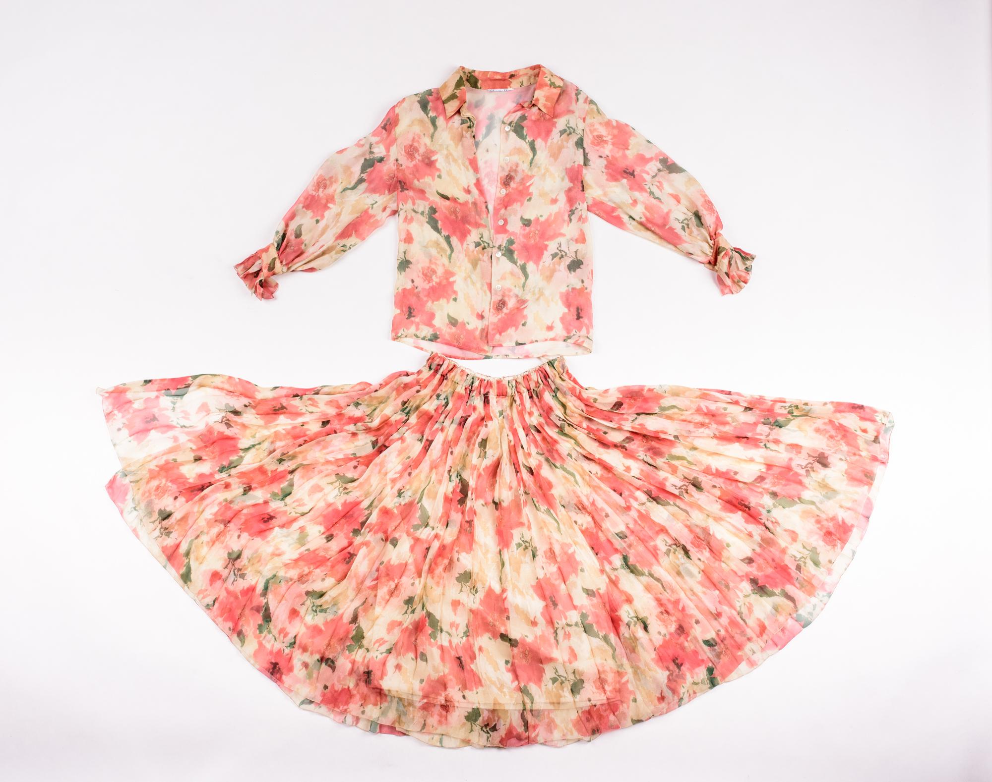 Beige Una camicetta e una gonna in chiffon della boutique Christian Dior Di Marc Bohan Circa 1980 in vendita