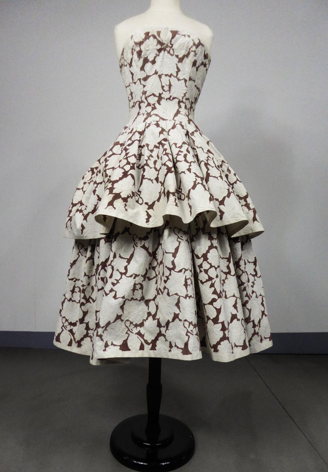 Circa 1954/1957
France

Astonishing ball-gown by Christian Dior in printed cotton and embroidered with cream silk dating from 1954/1957. Floral repertoire printed and embroidered with chain stitch according to the Master's favorite themes.