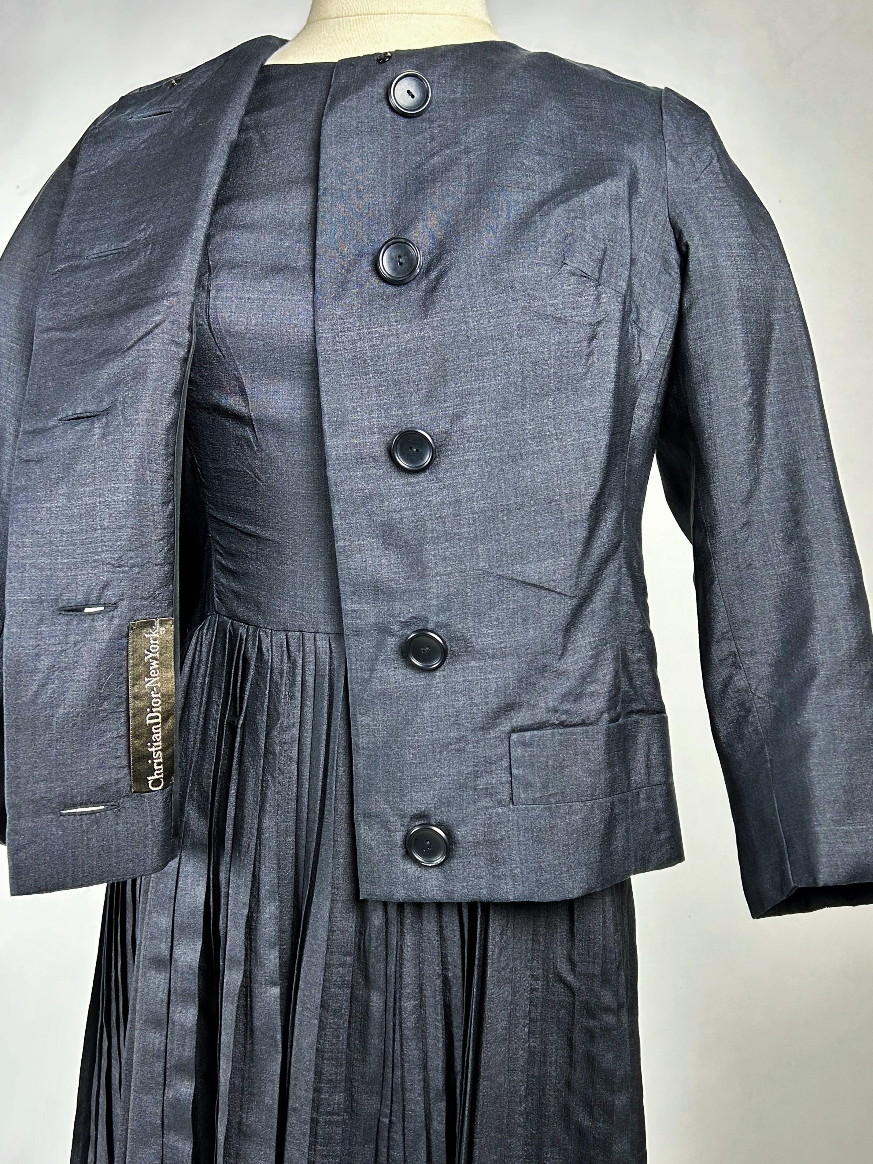 Graues Christian Dior New Yorker Seidenkleid und Jacke aus Seide, um 1958 im Zustand „Gut“ im Angebot in Toulon, FR