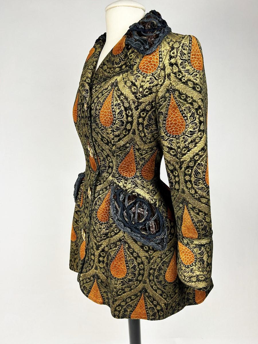 A Christian Lacroix Couture Rockmantel mit goldenem Druck und Rock Circa 1990 im Angebot 2