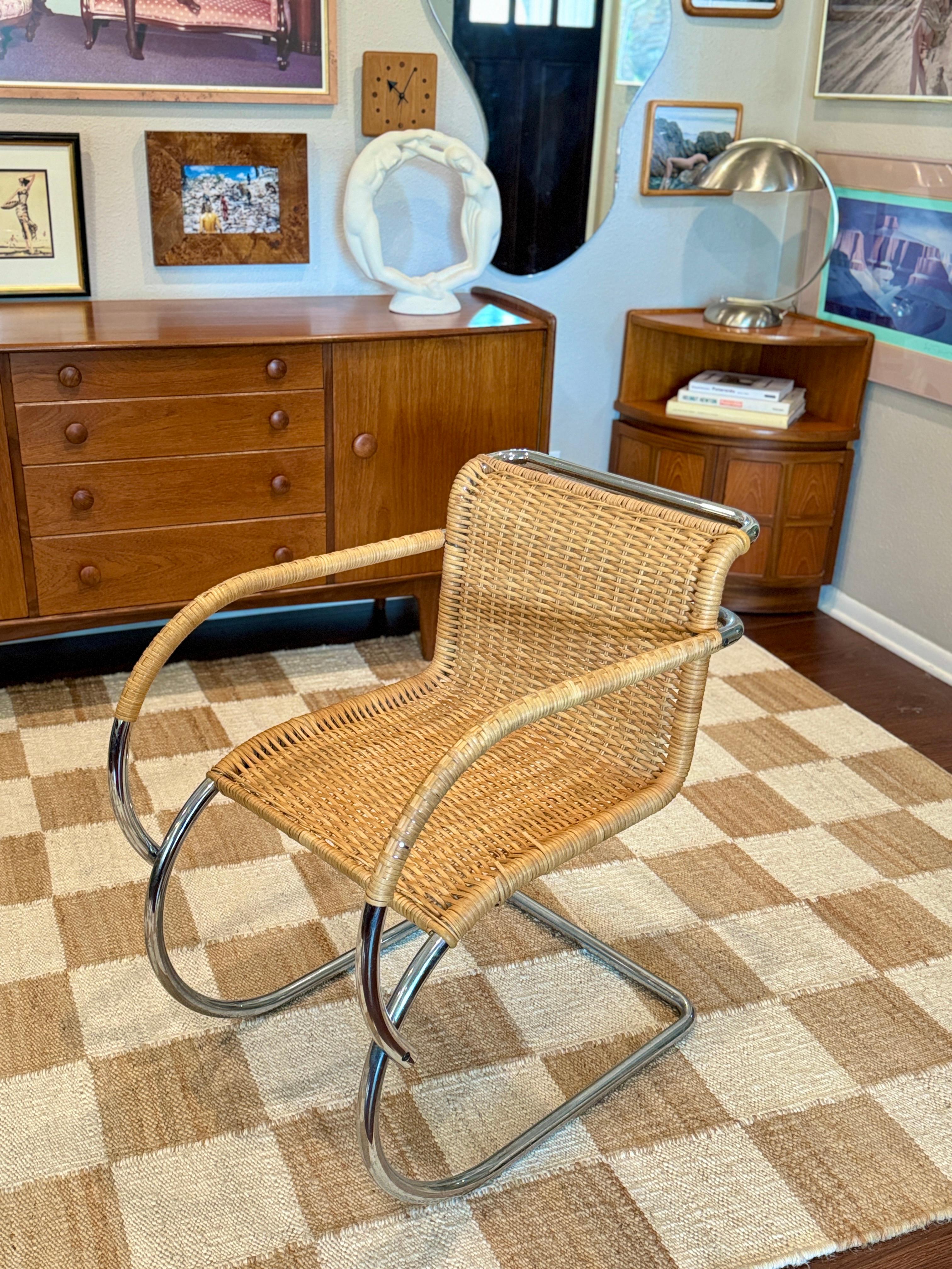 Poltrona MR20 in cromo e vimini disegnata da Ludwig Mies van der Rohe per Stendig, anni 1960-70 circa. Prodotto in Italia. Non ci sono etichette sulla sedia, questo è basato sulla mia ricerca personale. Strutturalmente solido e in buone condizioni.