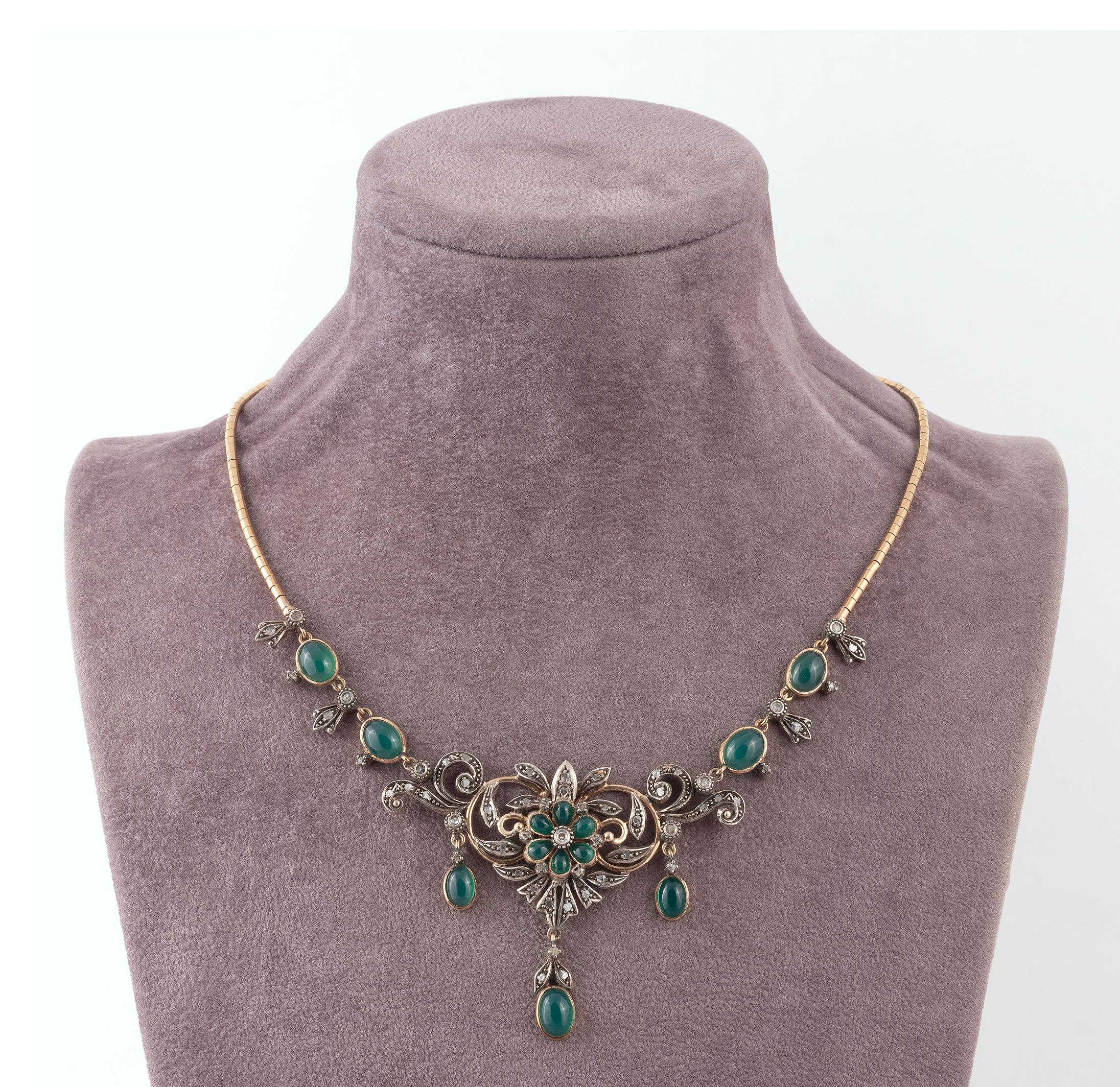 


The line collar, suspending a tapering cascade of oval cabochon chryspoprase, within rose cut diamonds.
Lenght:40cm
Weight:25gr.