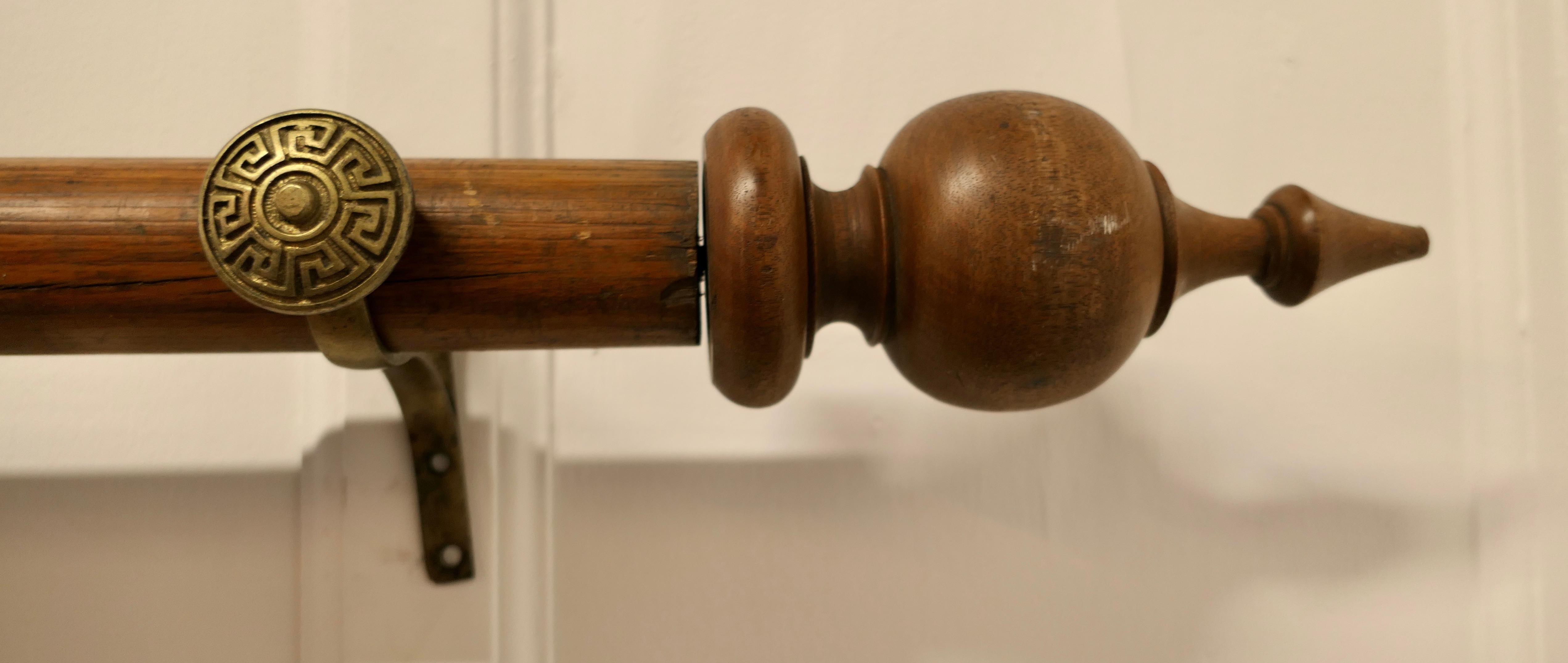Chunky Victorian Curtain Pole with Rings In Good Condition In Chillerton, Isle of Wight